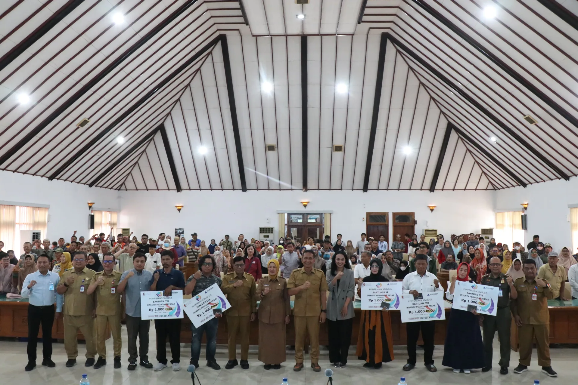 Wujud Nyata Kepedulian Pemkab Bojonegoro: Serahkan Bantuan Insentif Relokasi Pedagang Pasar Kota