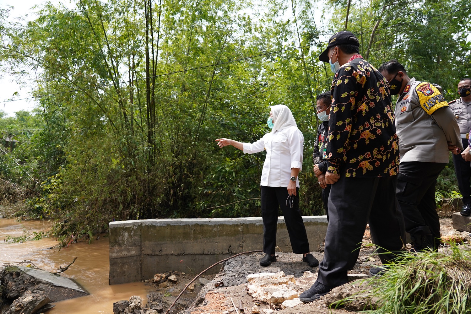 PEMKAB SEGERA LAKUKAN PERBAIKAN JEMBATAN PUTUS PASKA BANJIR BANDANG