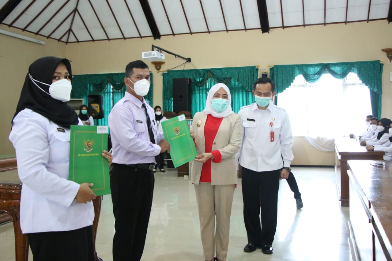 Bupati Serahkan SK Kepada PPPK di Lingkungan Pemkab Bojonegoro.