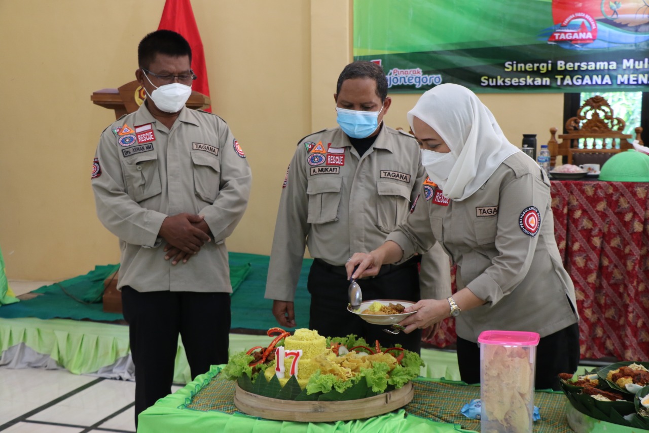 HUT TAGANA Ke-17, Bupati Serahkan Bansos Dan Bibit Pohon Jati.
