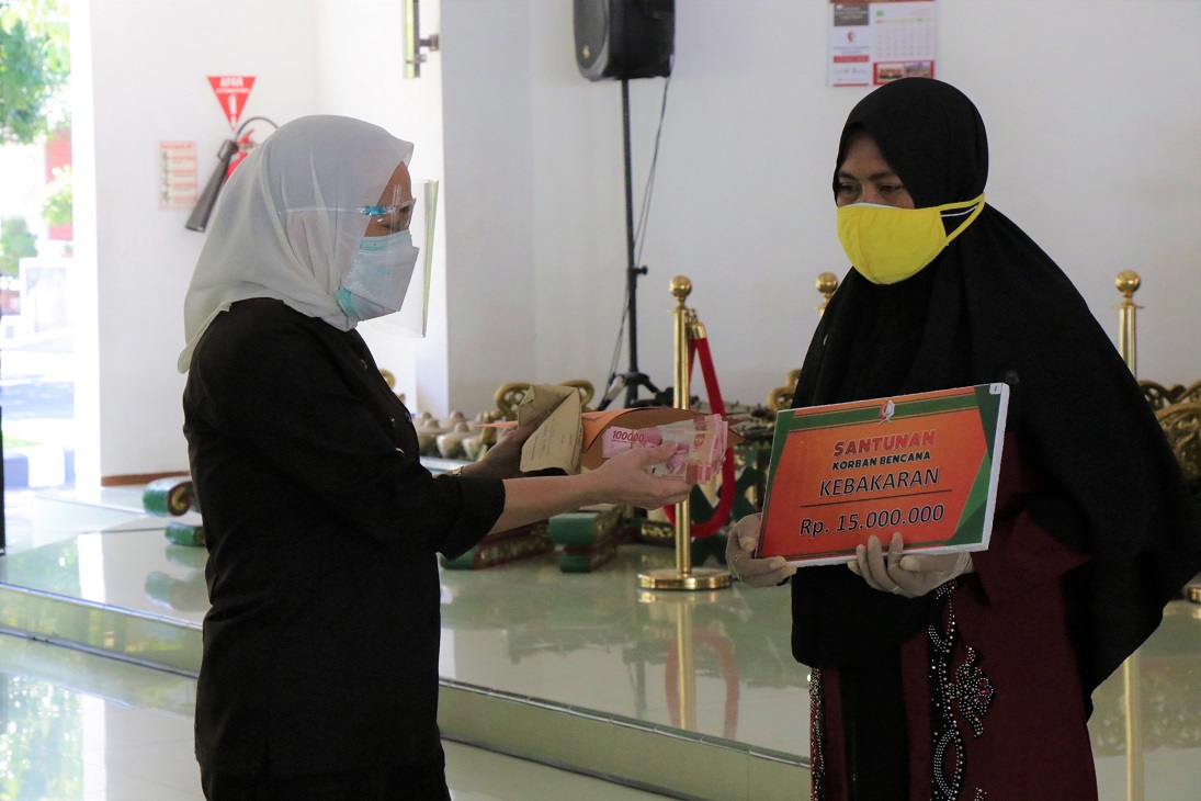 Ringankan Beban Warga, Bupati Bojonegoro Serahkan Santunan Kepada Korban Kebencanaan.