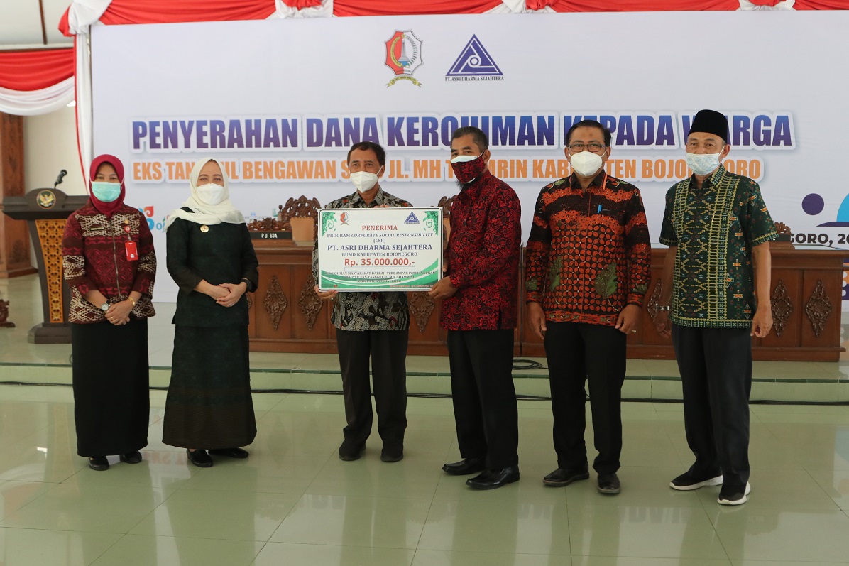 Warga eks tanggul Bengawan solo terima dana kerohiman dari pemkab Bojonegoro.