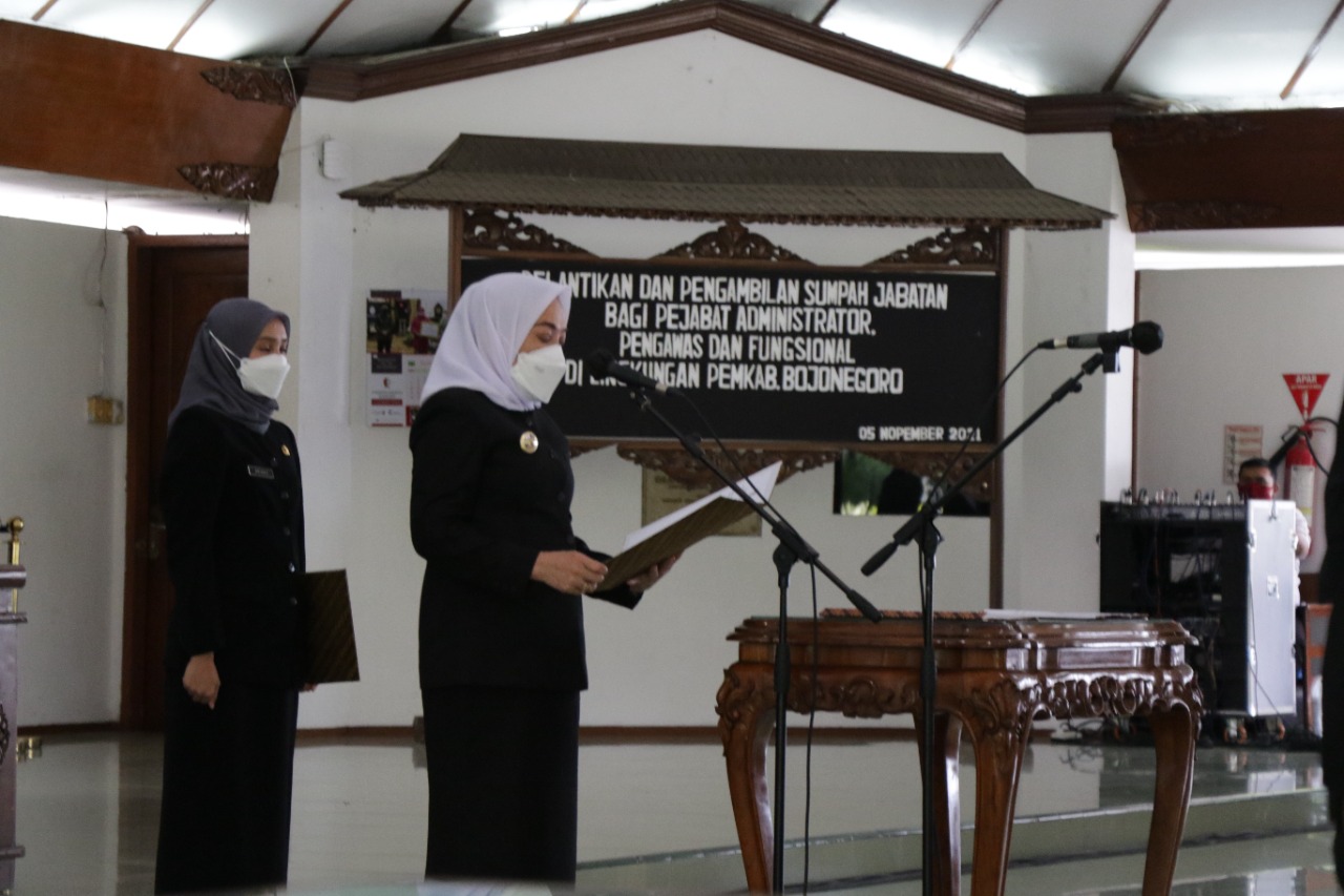 Bupati Bojonegoro Lantik Pejabat Administrator, Pengawas dan Kepala Sekolah Di Lingkungan Kab. Bjn