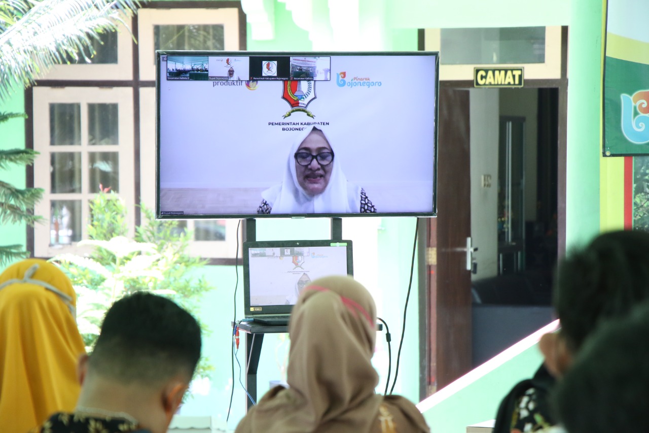 Lakukan Pembinaan Aparatur Desa, Bupati Tekankan Pelayanan Prima Kepada Masyarakat