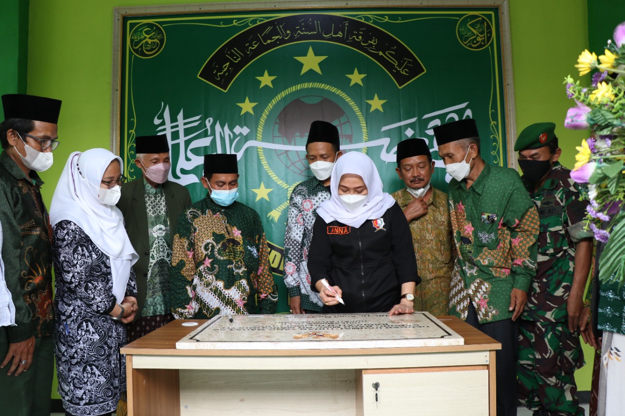Bupati Bojonegoro Resmikan Gedung MWC NU, Serahkan BPNT- D Serta Sertifikat PTSL