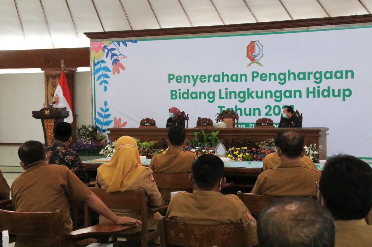 Serahkan Piagam Penghargaan, Bupati Ajak Lestarikan Lingkungan.