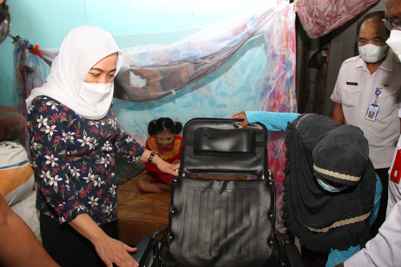 Diguyur Hujan Deras, Bupati Bojonegoro Sambangi Warga Disabilitas.