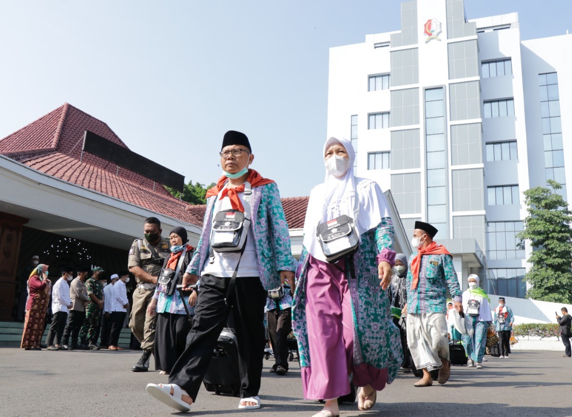 Sempat tertunda karena pandemi, Bupati Berangkatkan 702 CJH asal Bojonegoro