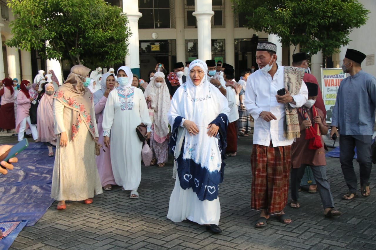 Bupati Tunaikan Sholat Idul Adha Bersama Masyarakat di Masjid Baiturrohman.