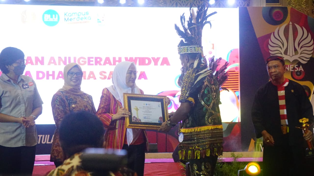 Bupati Bojonegoro Terima Anugerah Widya Wiyata Dharma Satya Dari Unesa.