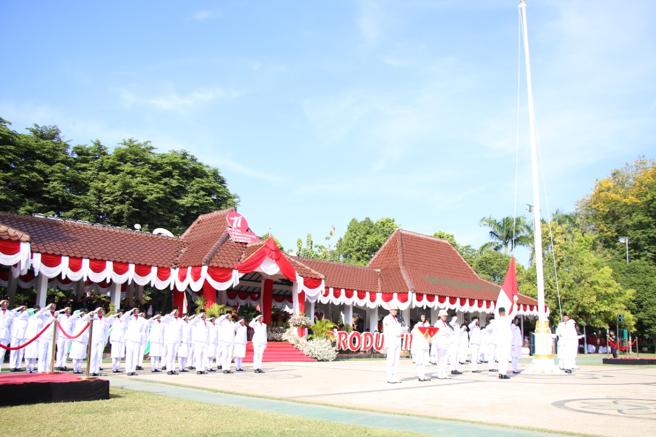 HUT Ke 77 RI, Selenggarakan Upacara Pengibaran Bendera Merah Putih Dengan Pakaian Adat.