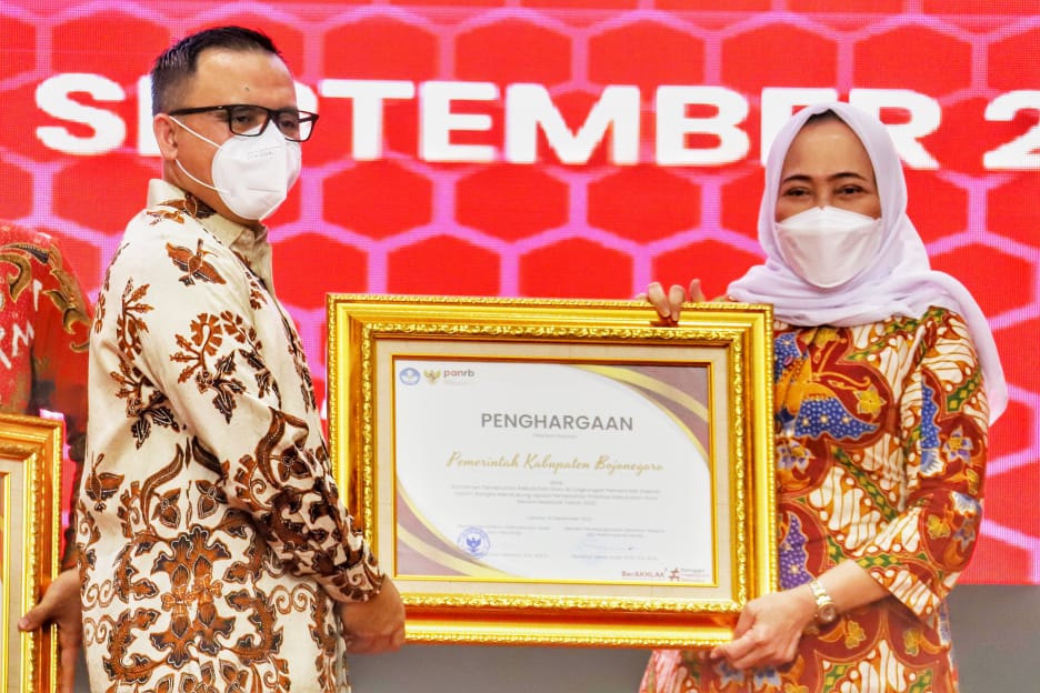 Bupati Anna Terima Penghargaan Dari Kemenpan RB