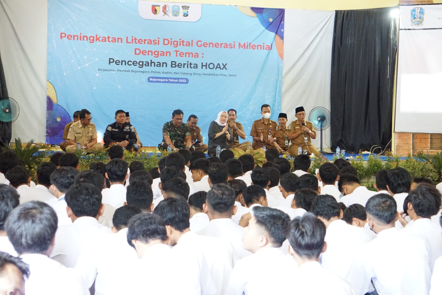 Literasi Digital Di SMANES, Bupati Ajak Siswa Manfaatkan Beasiswa Pemkab.