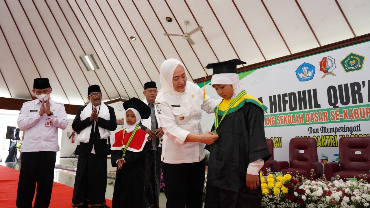 Bupati Bojonegoro Mewisuda 600 Tahfidzul Qur'an Tingkat SD Se-Kab. Bojonegoro.