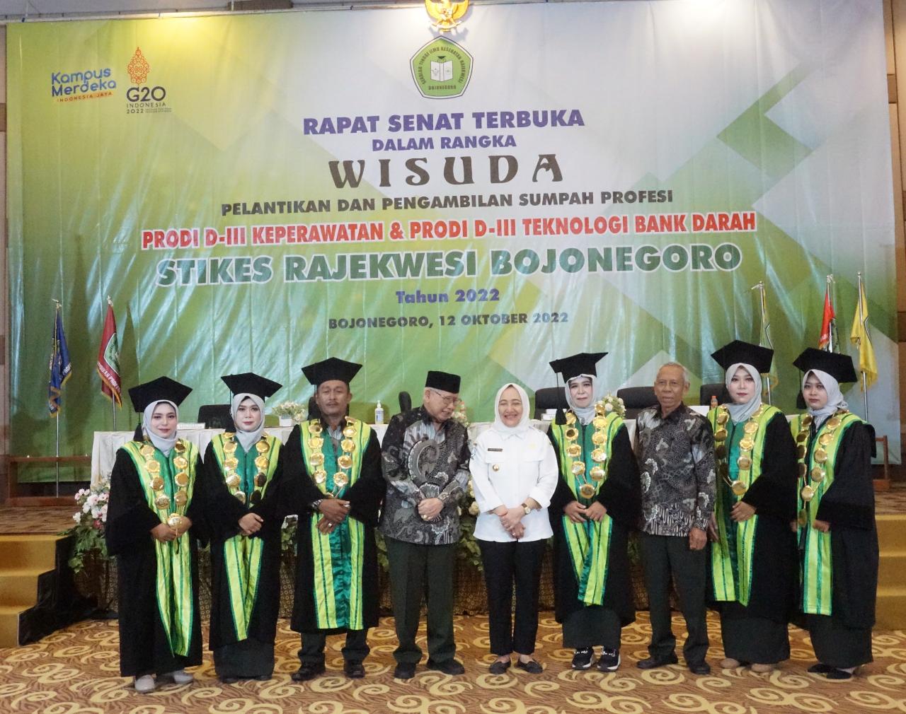 Bupati Anna Dan Mantan Bupati Imam Soepardi Hadir Bersama Di Wisuda STIKES Rajekwesi.