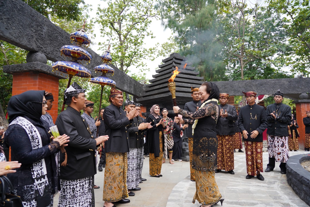 Bupati Bojonegoro Pimpin Kirab Api Abadi