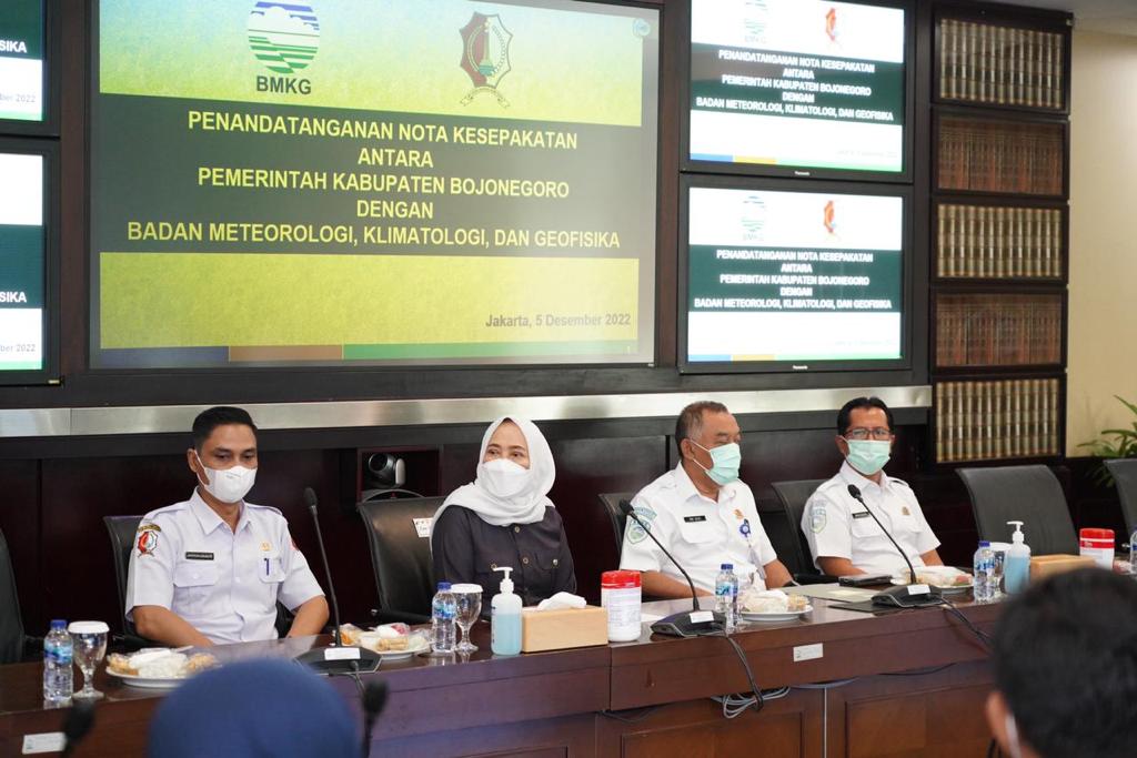 Bupati Bojonegoro Bersama Sekretaris Utama BMKG Tandatangani MoU Mitigasi Bencana