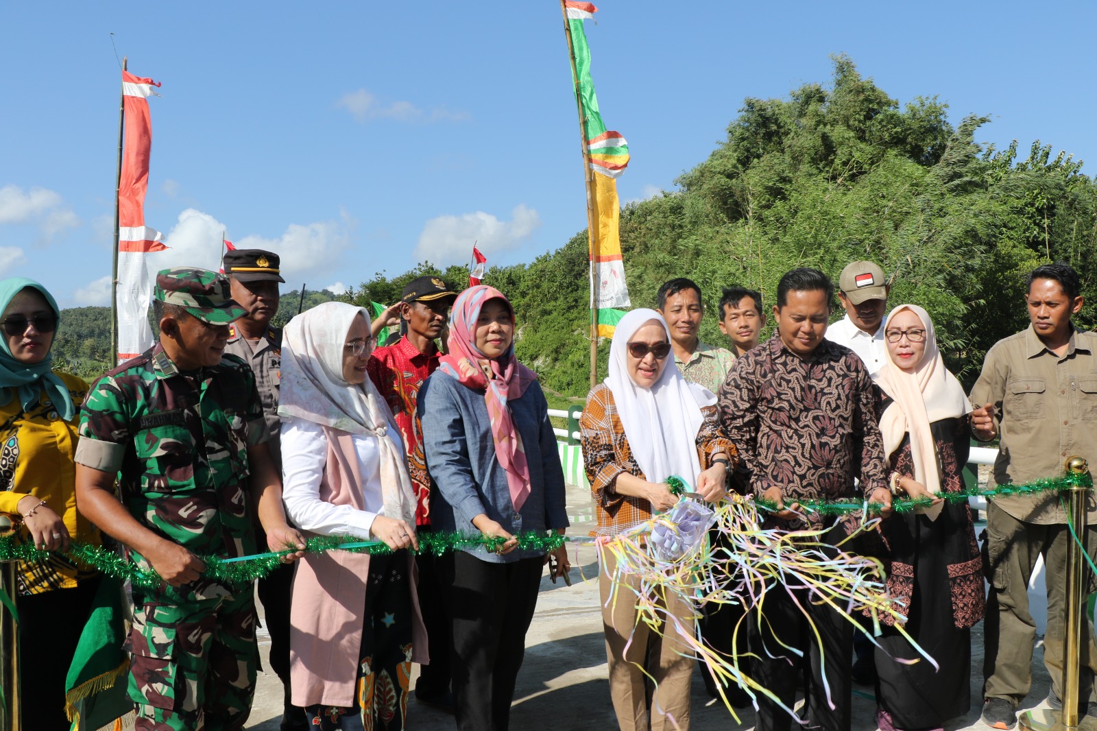 Senyum Bahagia Warga, Empat Jembatan Soko Temayang Diresmikan Bupati Anna