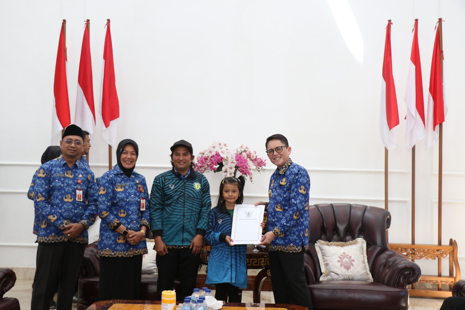 PJ Adriyanto Berikan Kado Prestasi Ke Sejumlah Pemuda Bojonegoro