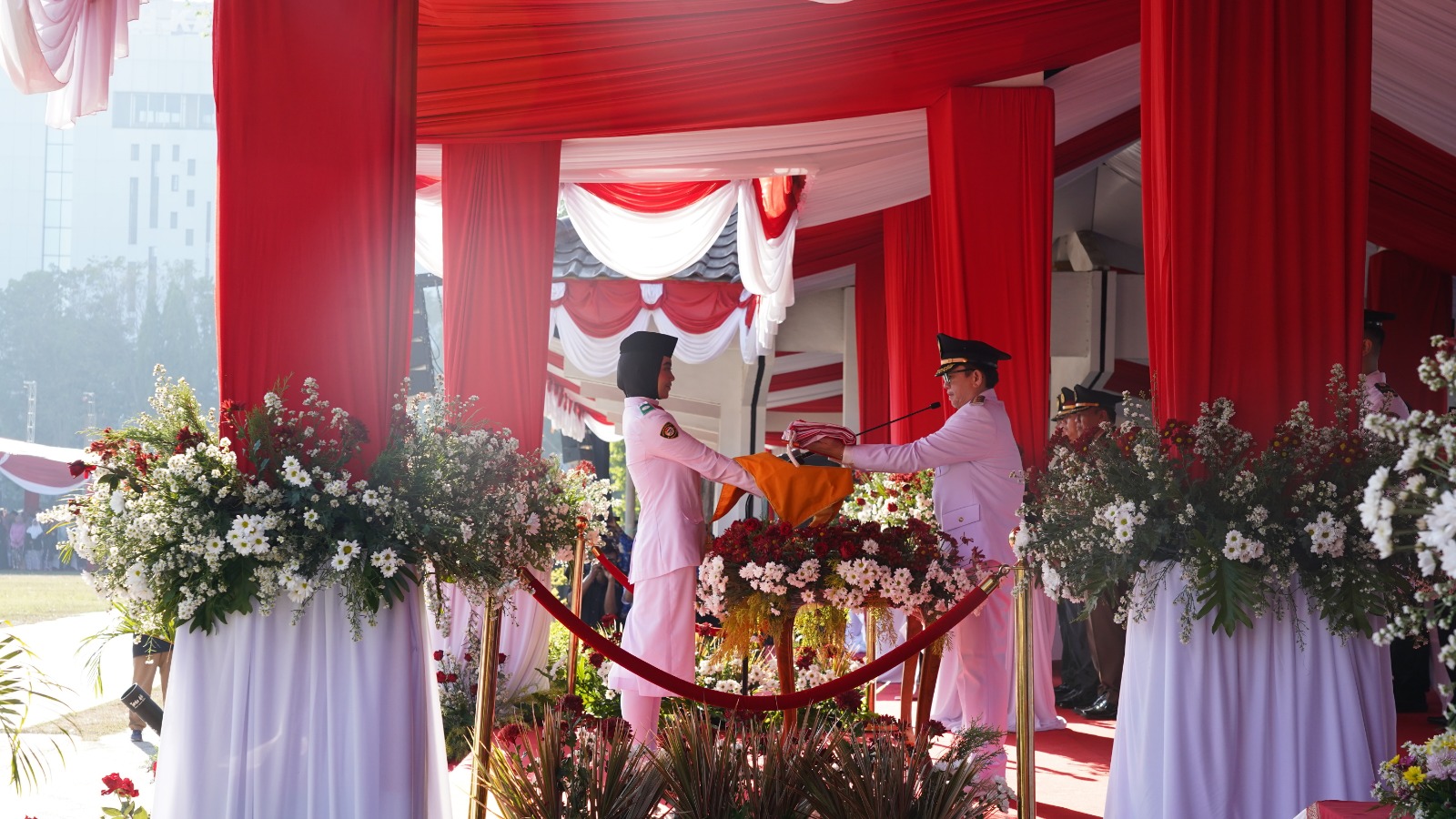 Pj. Bupati Bojonegoro Pimpin Upacara Peringatan HUT RI Ke-79, di Alun-alun Bojonegoro.
