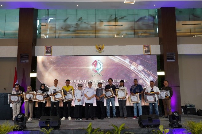 Bertabur Penghargaan Di Anugerah Wajib Pajak Terbaik Dan Desa Teraktif 2024 Kabupaten Bojonegoro