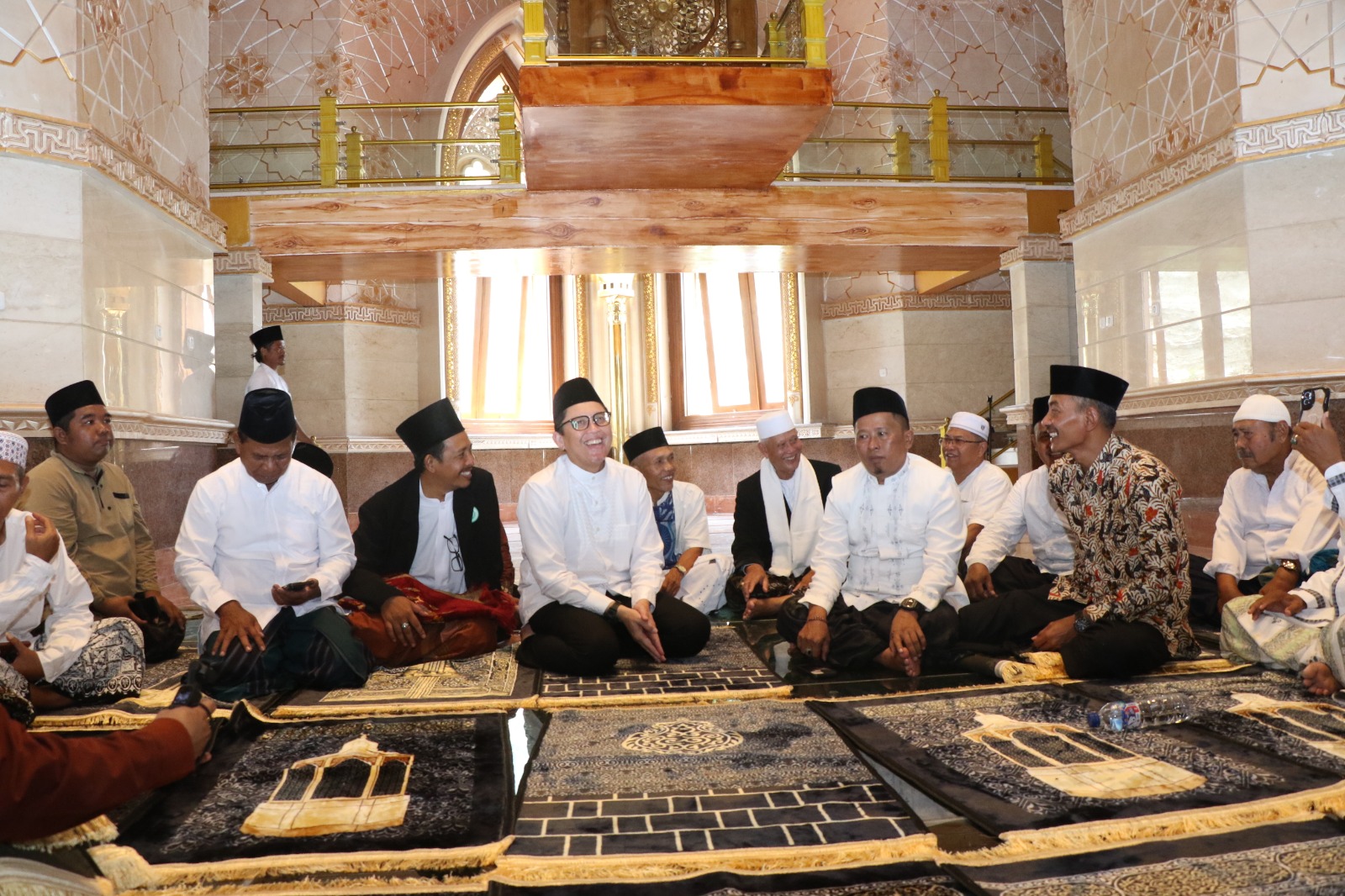 Bupati Adriyanto Tunaikan Sholat Jum'at Perdana, di Masjid Wisata Religi.
