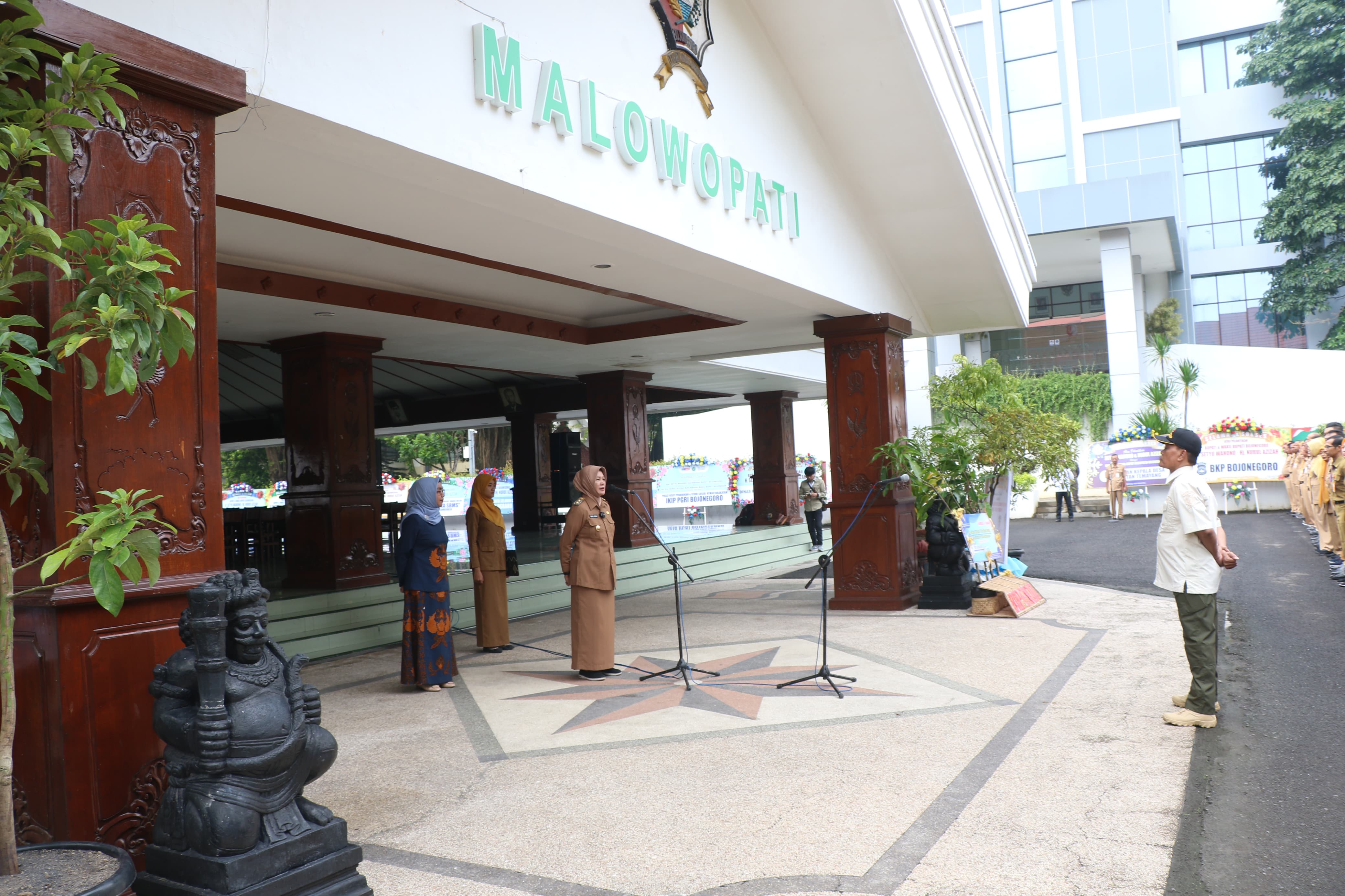 Wakil Bupati Bojonegoro di Dampingi Ketua TP PKK Kab. Bojonegoro Pimpin Apel Perdana Karyawan Karyawati Pemkab Bojonegoro