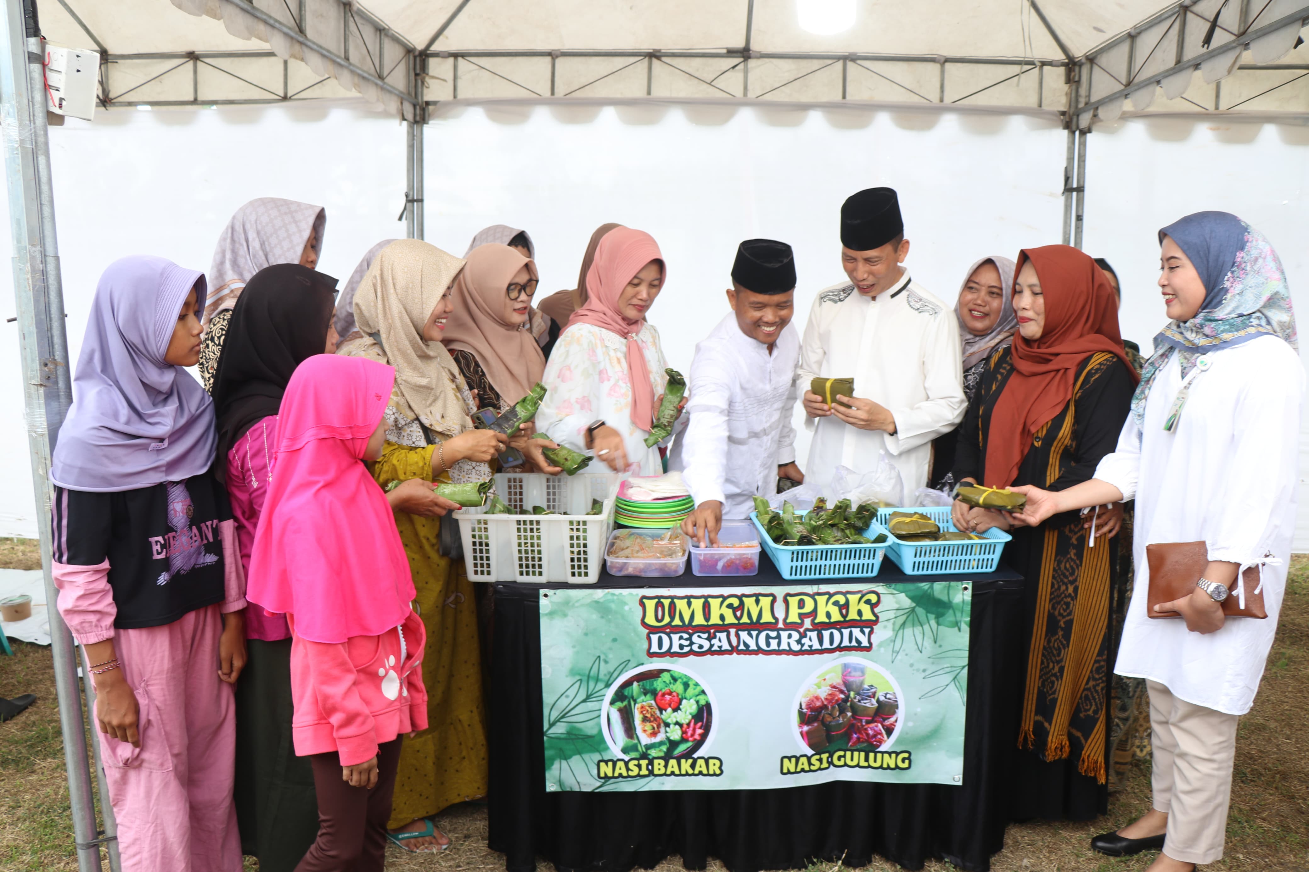 Wabub Bersama dengan Warga Desa Ngradin Berbuka Bersama Dalam Rangkaian Safari Ramadhan.