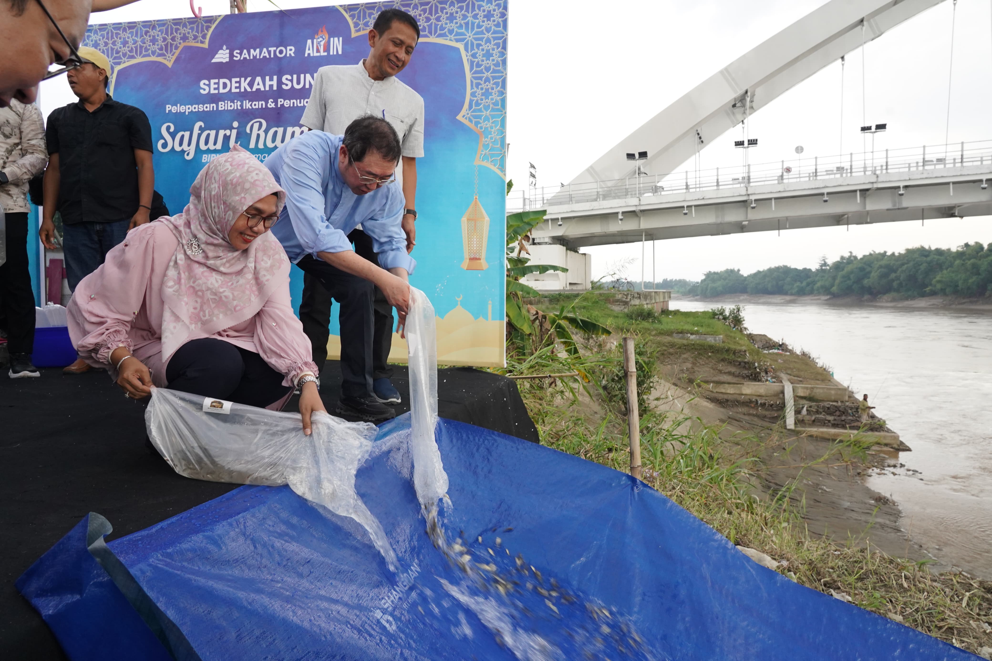 Samator Dan Pemkab Bojonegoro Tabur Benih Ikan Di Sungai Bengawan Solo