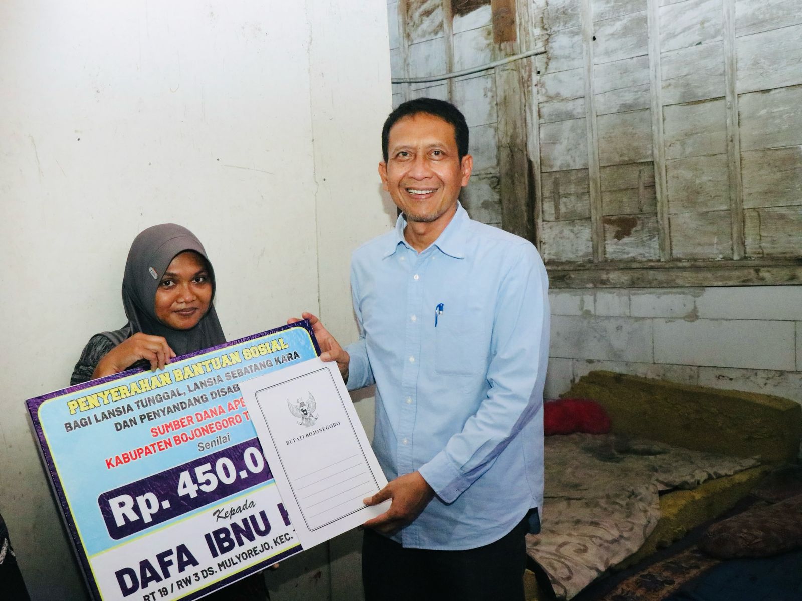 Bupati Bojonegoro Serahkan Bantuan Sosial Tunai Pada Kelompok Rentan