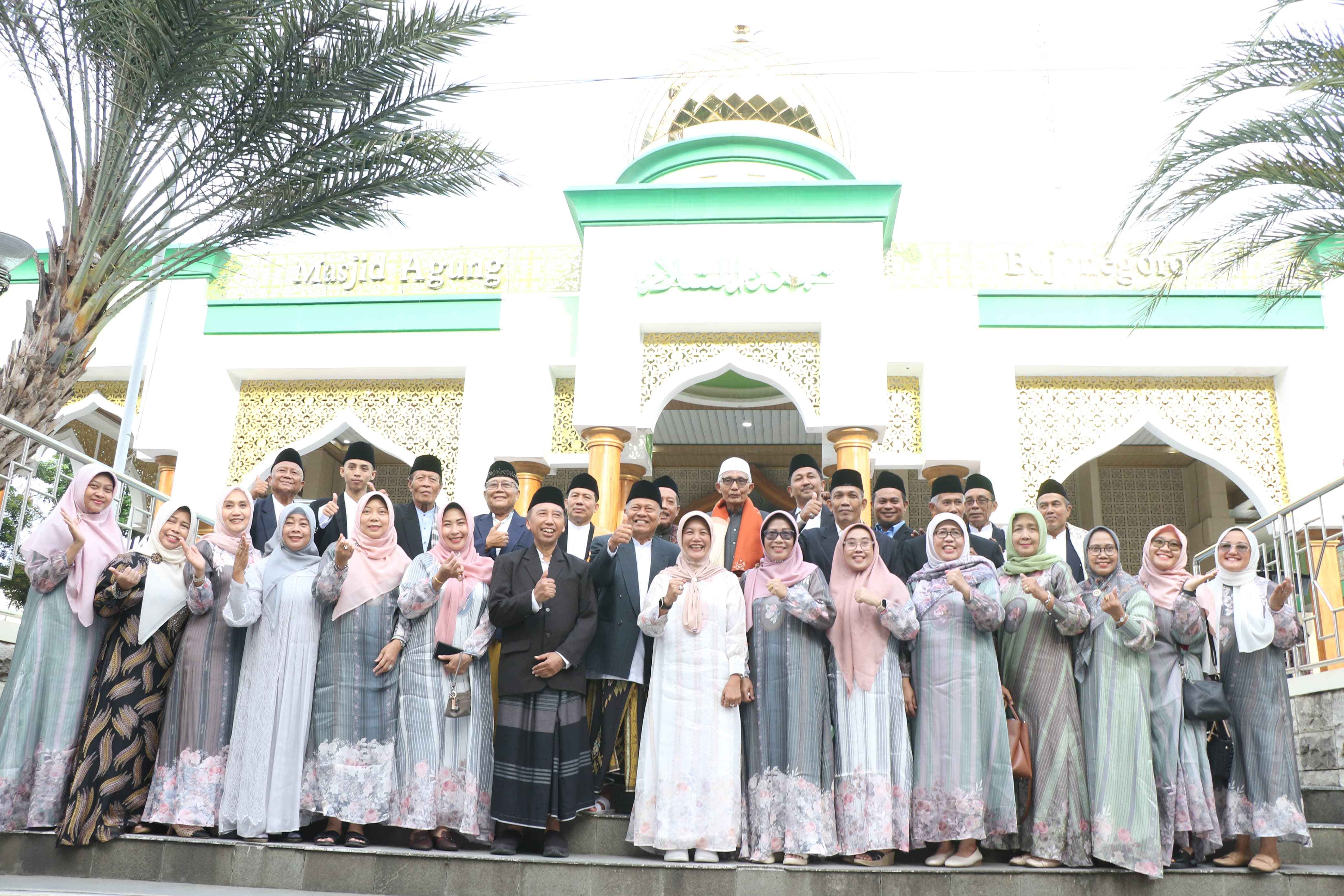 Bupati Tunaikan Sholat Ied Di Dolokgede, Wabup Di Masjid Darussalam