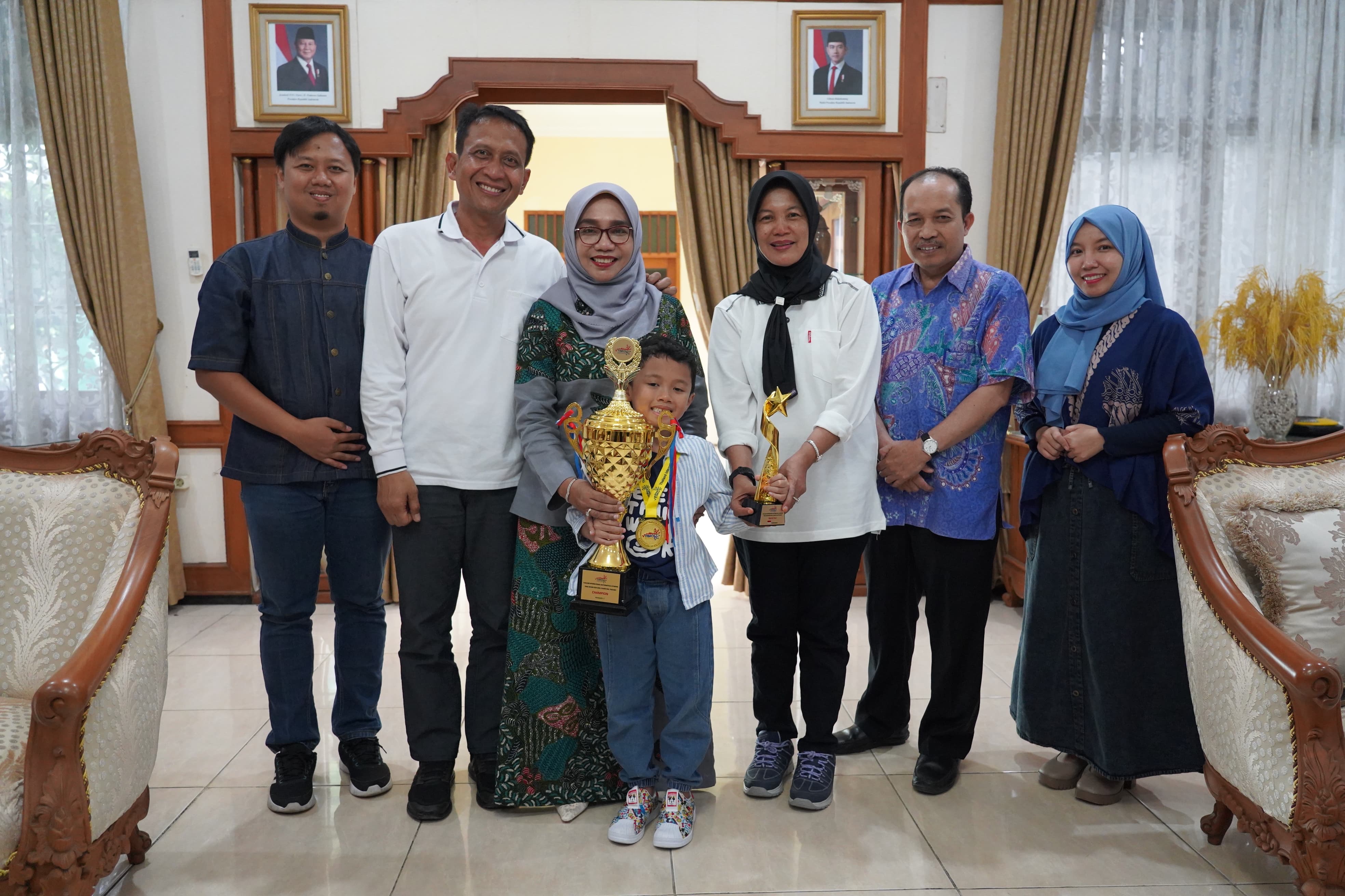 Bupati Dan Wakil Bupati Bojonegoro Terima Kunjungan Adinda Rama Peraih Juara Olympiade Matematika Internasional