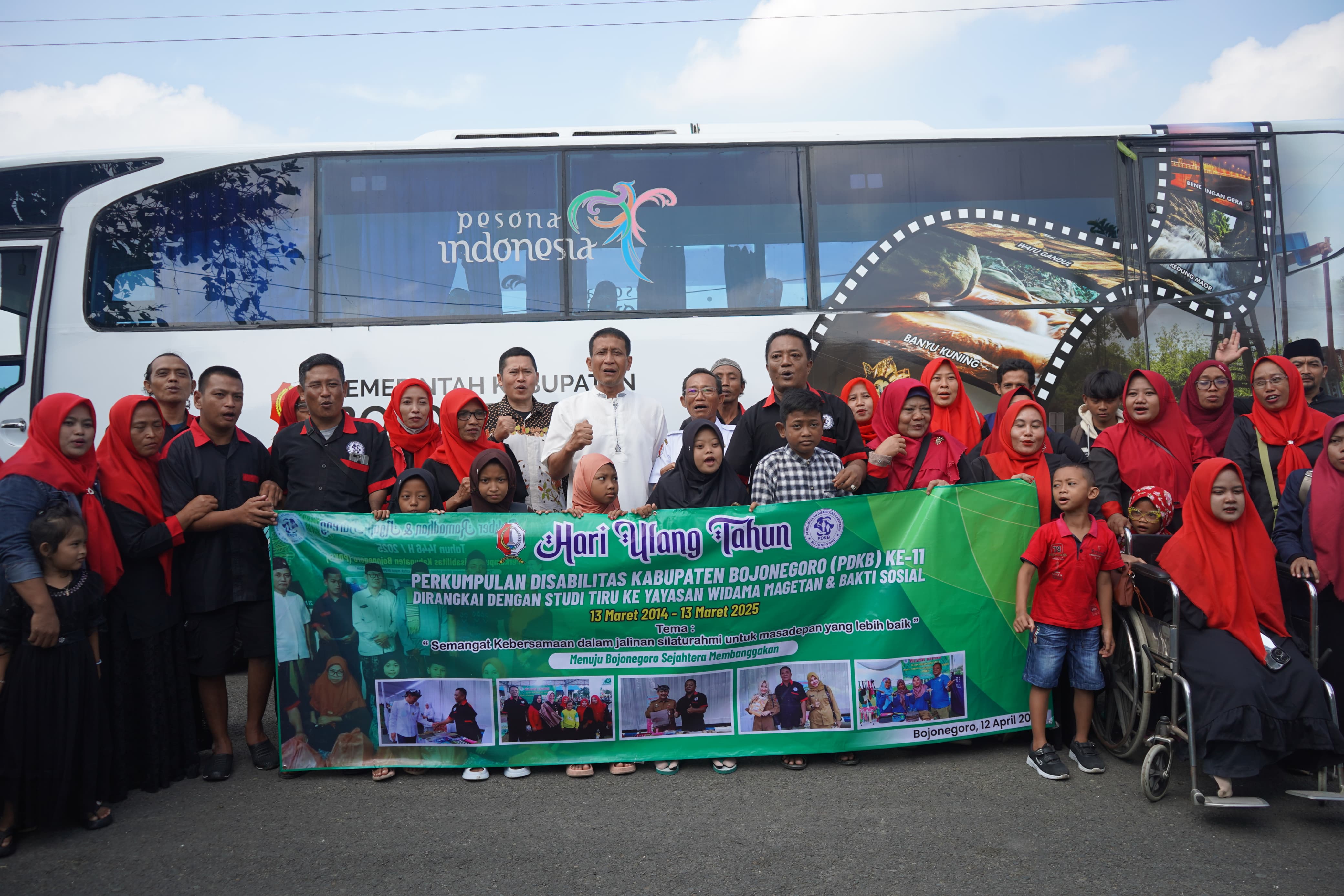 Tangan Di Pundak, Bupati Setyo Wahono Melepas Rombongan Disabilitas Belajar Ke Magetan