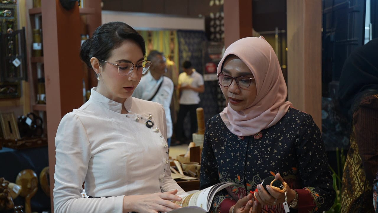 Cantika Wahono Dan Arumi Bachsin Kelilingi Stand Pameran Batik Bordir & Aksesoris Skala Internasional Di Surabaya