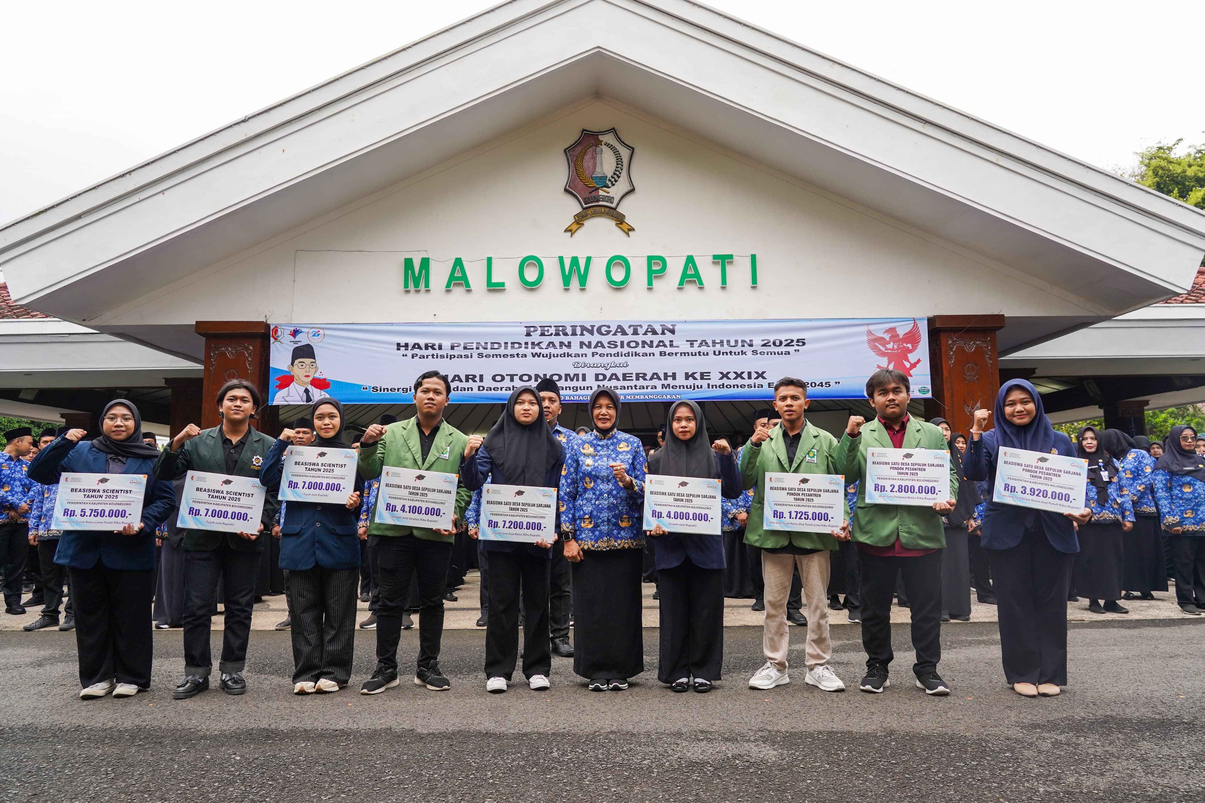 Kado Untuk Hardiknas, Pemkab Bojonegoro Berikan Beasiswa Perguruan Tinggi