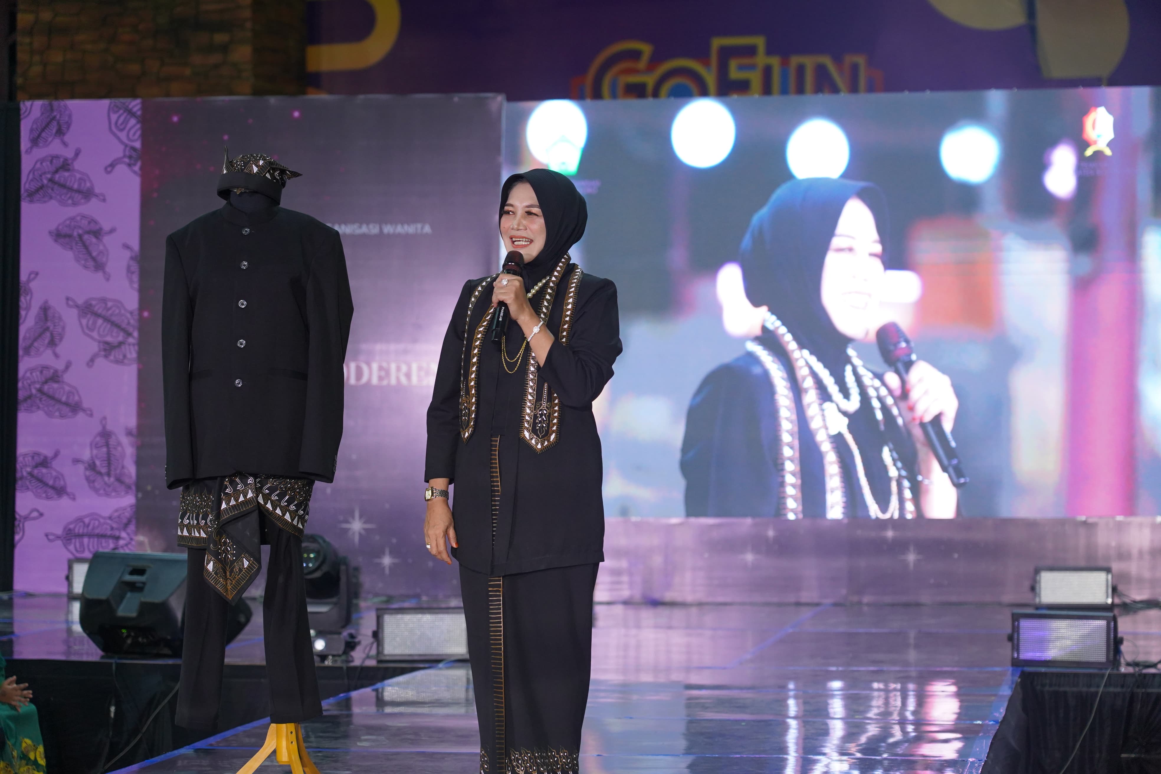 Wakil Bupati Bojonegoro Perkenalkan Batik PDH "Obor Sewu" Di Fashion Show Kebaya Modern