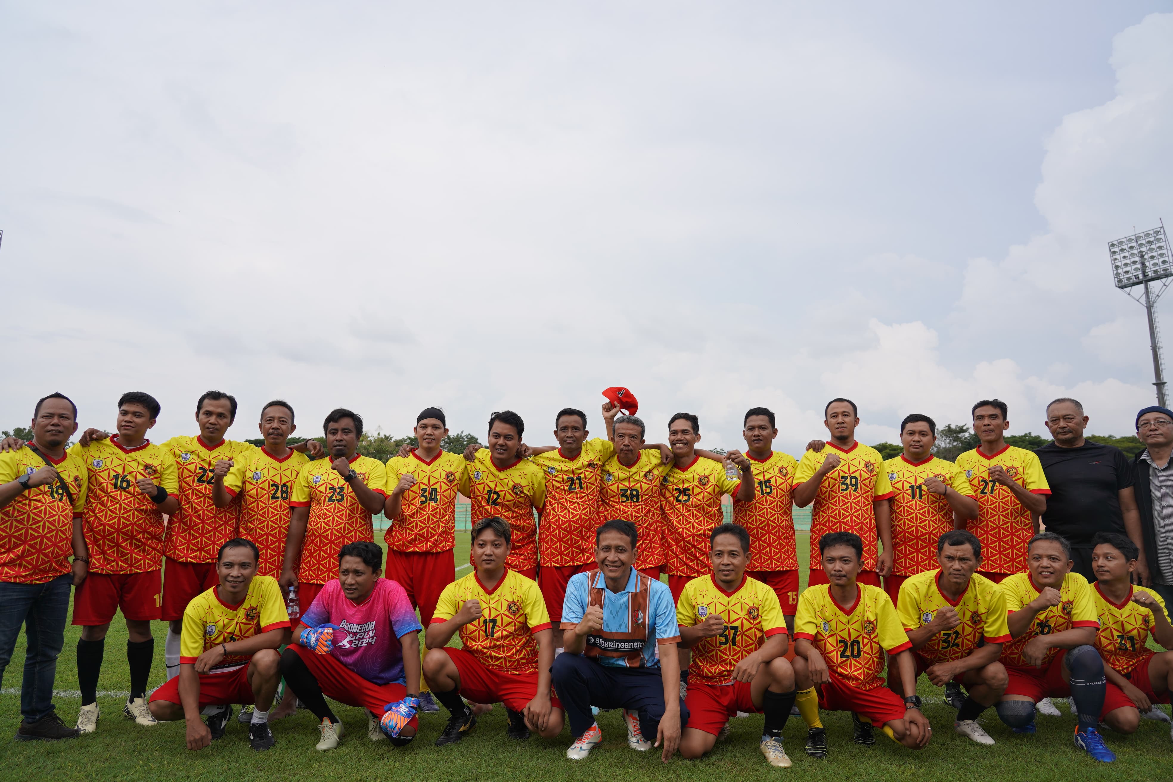 Tiga Tim, Satu Semangat: Serunya Friendly Match Pemkab, Lurah, dan Jurnalis di Bojonegoro
