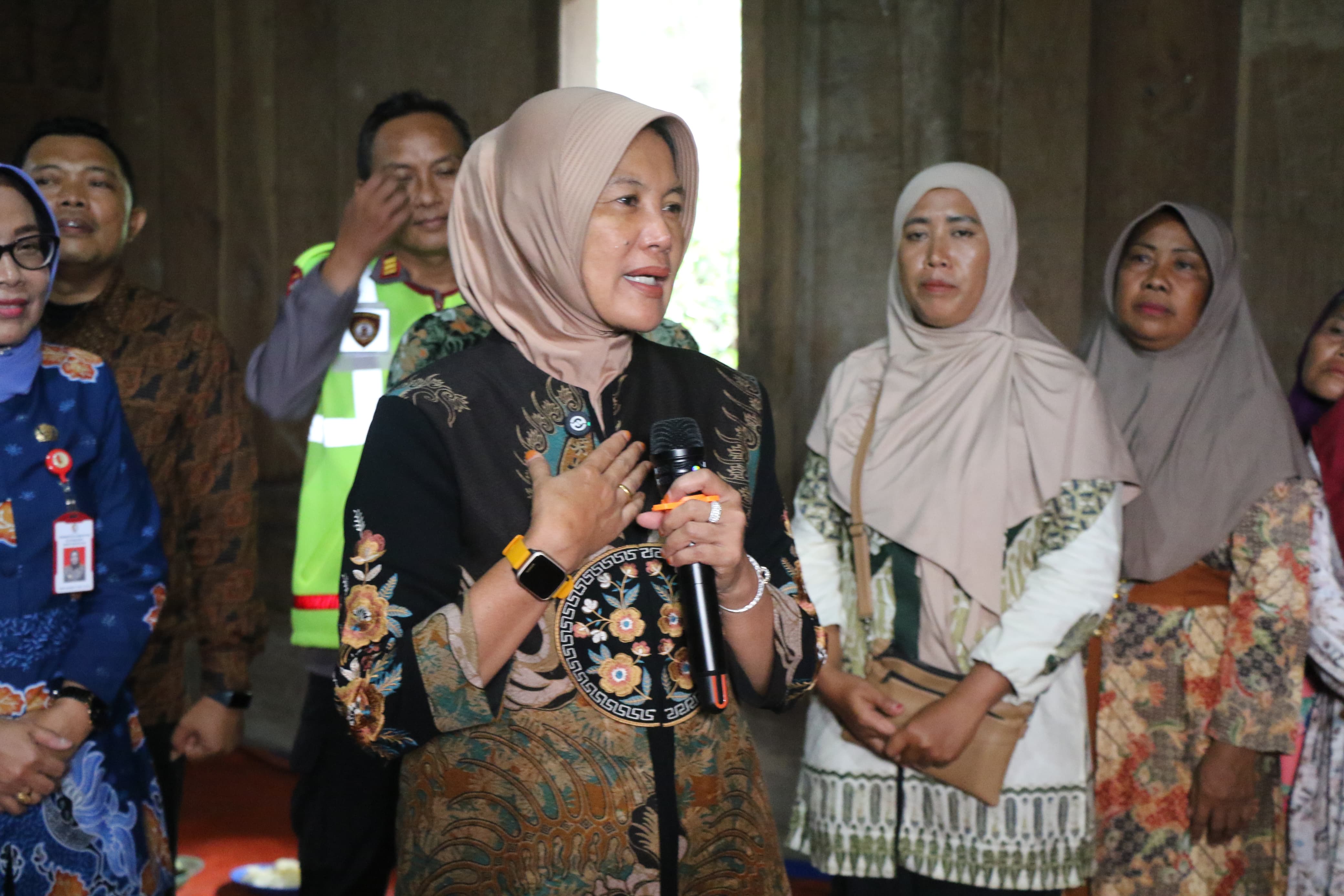 Warga Dusun Tretes Sampaikan Aspirasi Perbaikan Jalan kepada Wakil Bupati Bojonegoro, di Sela Acara Bersih Desa Pragelan