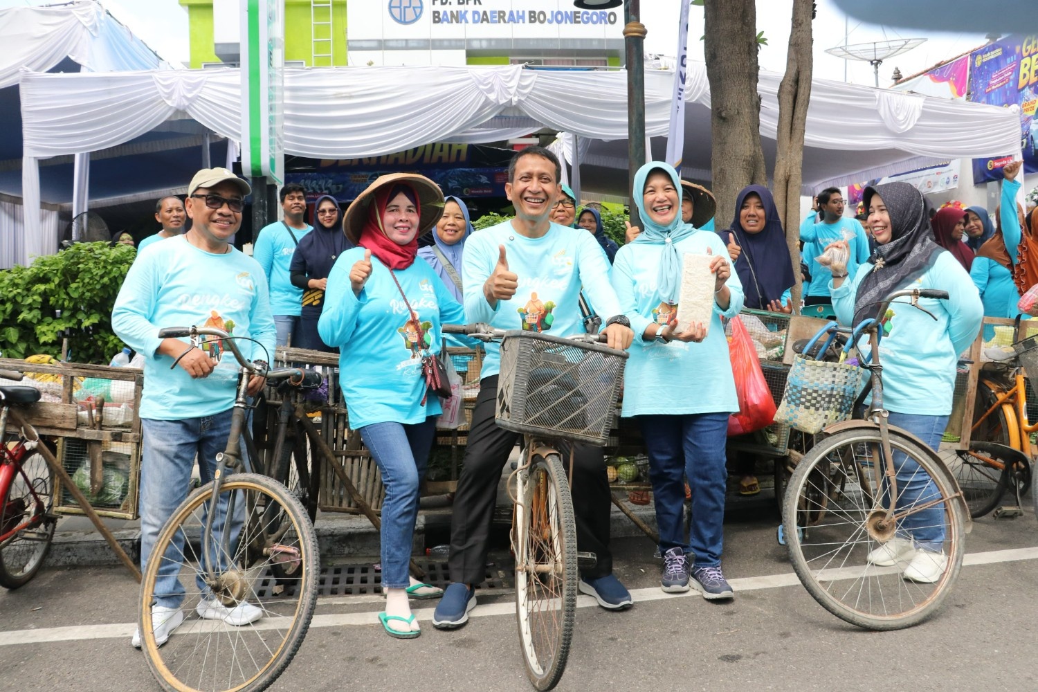 Bupati dan Wakil Bupati Bojonegoro Borong Sayur Mayur Penjual Rengkek
