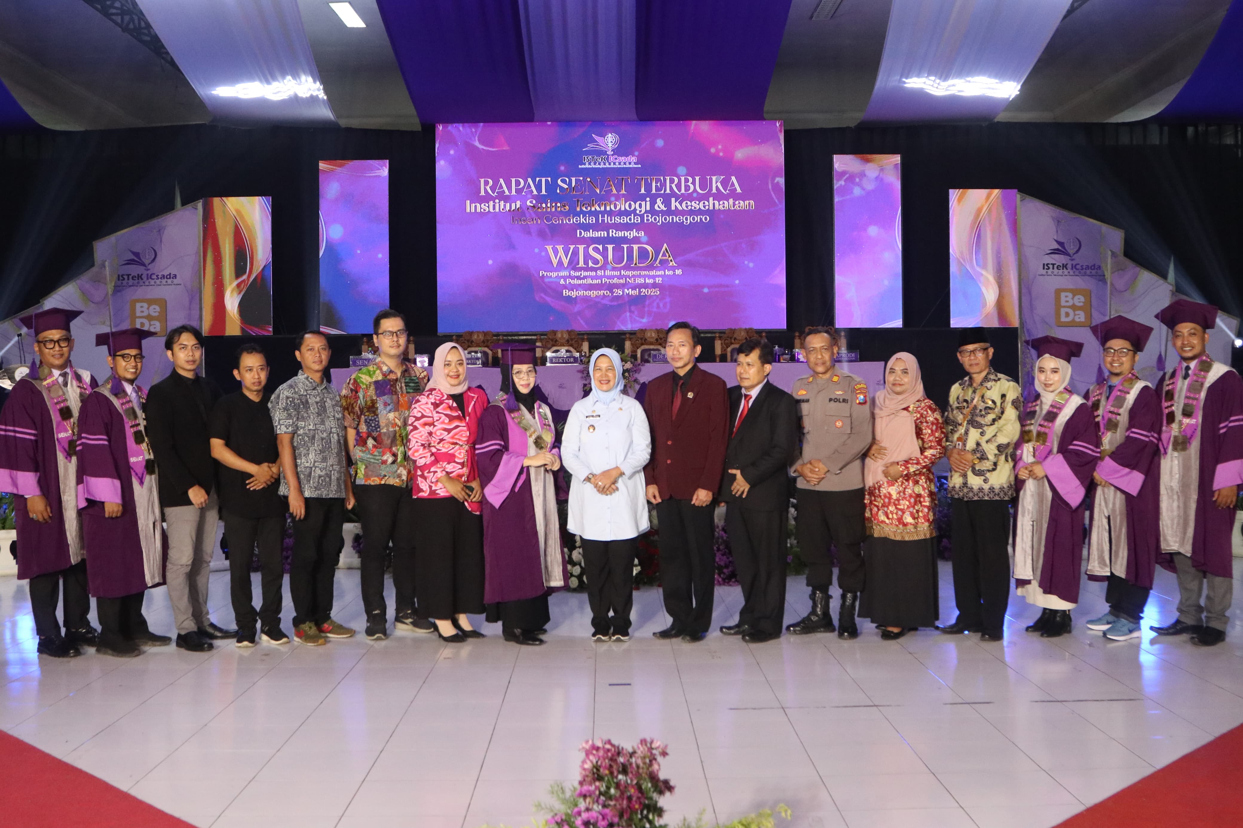 Wabup Nurul Azizah Sampaikan Tiga Capaian Bidang Kesehatan Quick Win di Wisuda ISTEK ICsada Bojonegoro