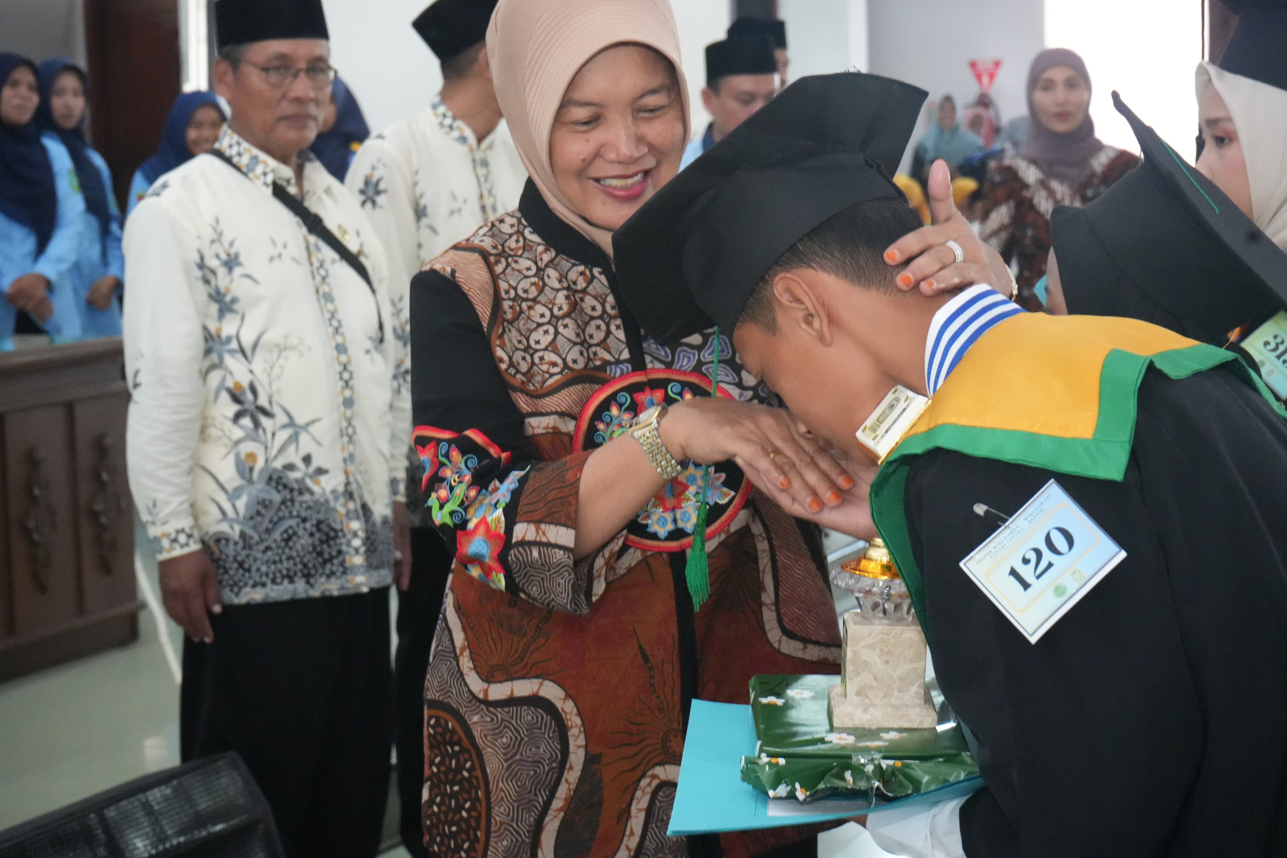 Hadiri Wisuda dan Khataman Santri LPPTKA BKPRMI Angkatan XXII, Wakil Bupati Bojonegoro Beri Pesan Motivasi