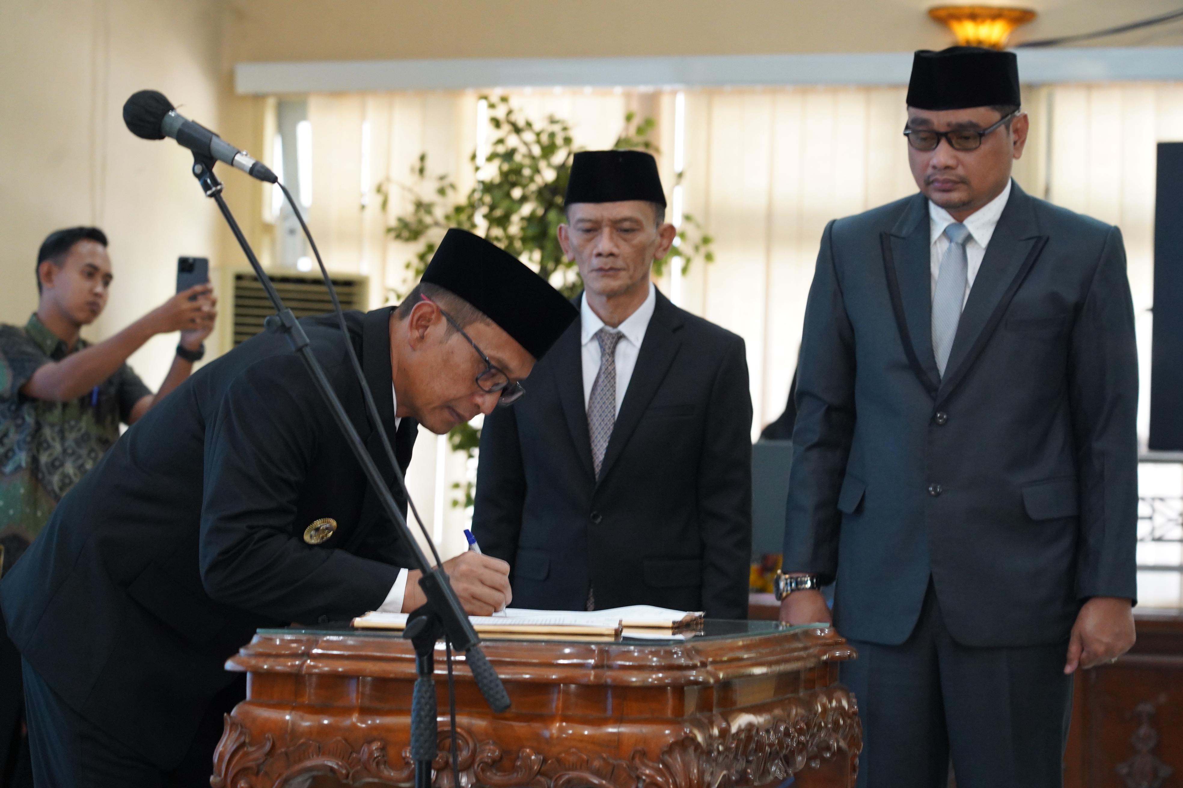 Dorong Peningkatan Kinerja dan SDM yang Lebih Baik, Bupati Bojonegoro Melantik Sejumlah Kepala Sekolah dan Jabatan Fungsional Tertentu