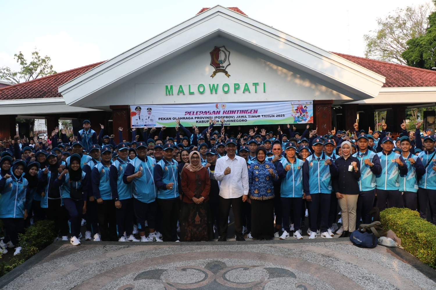 Bupati berangkatkan PORPROV, : Tunjukkan semangat juang yang tinggi dan pantang menyerah