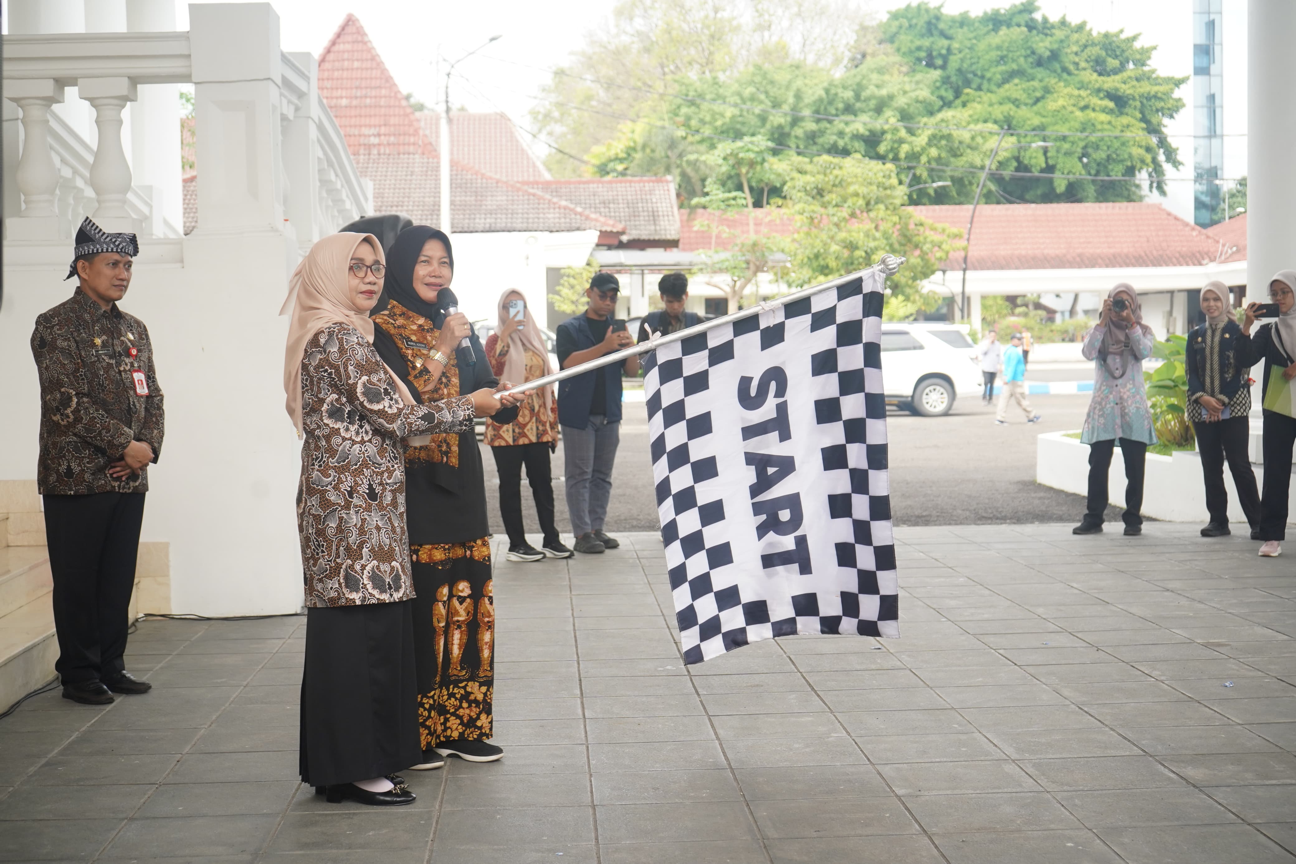 Pemberangkatan Jawa Timur Women Touring (JWT) Meriahkan Rangkaian Bojonegoro Wastra Batik Festival 2025