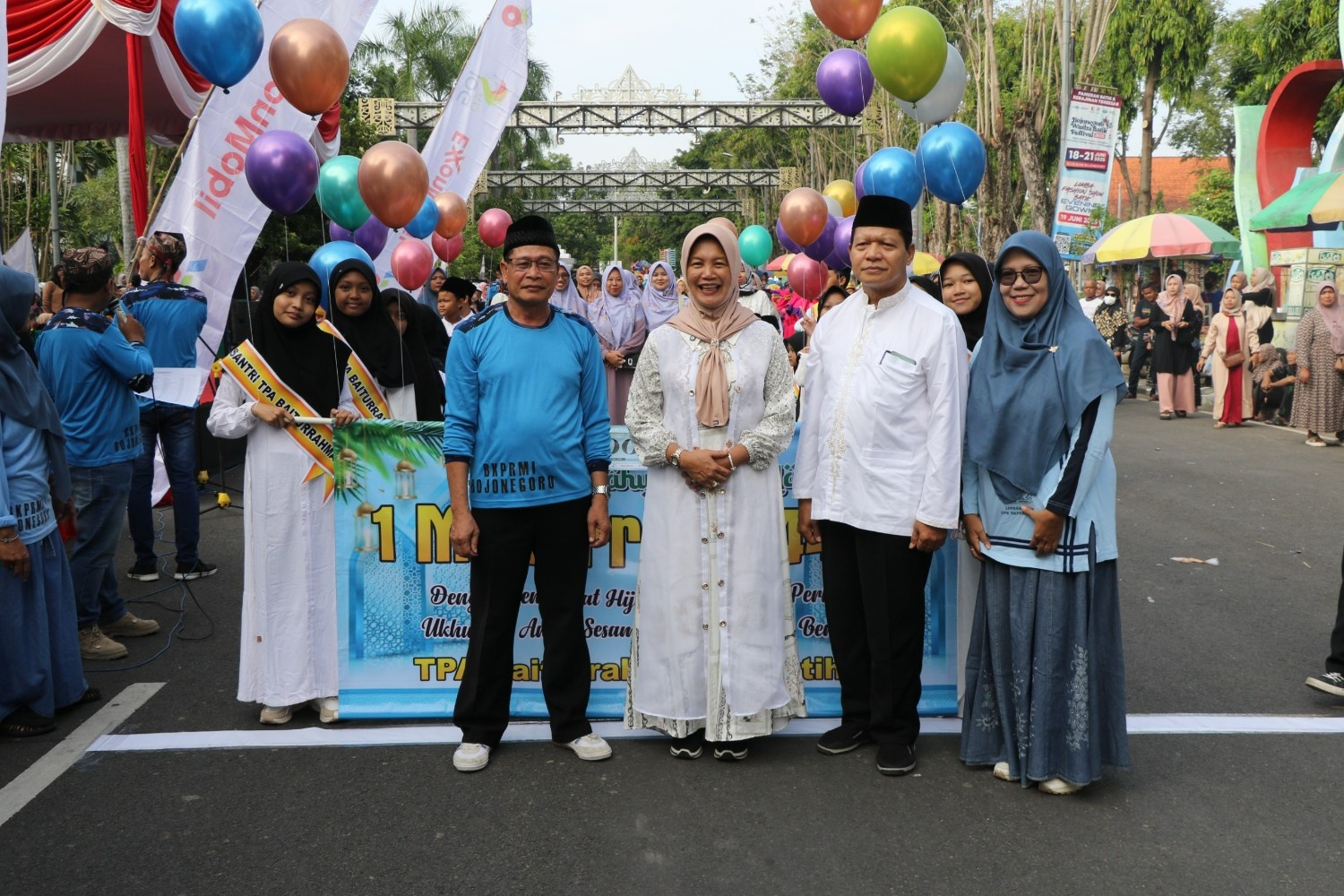 Wakil Bupati Bojonegoro Hj. Nurul Azizah memberangkatkan Ribuan Peserta Pawai Ta’aruf  dalam rangka Gebyar Muharam 1447 H