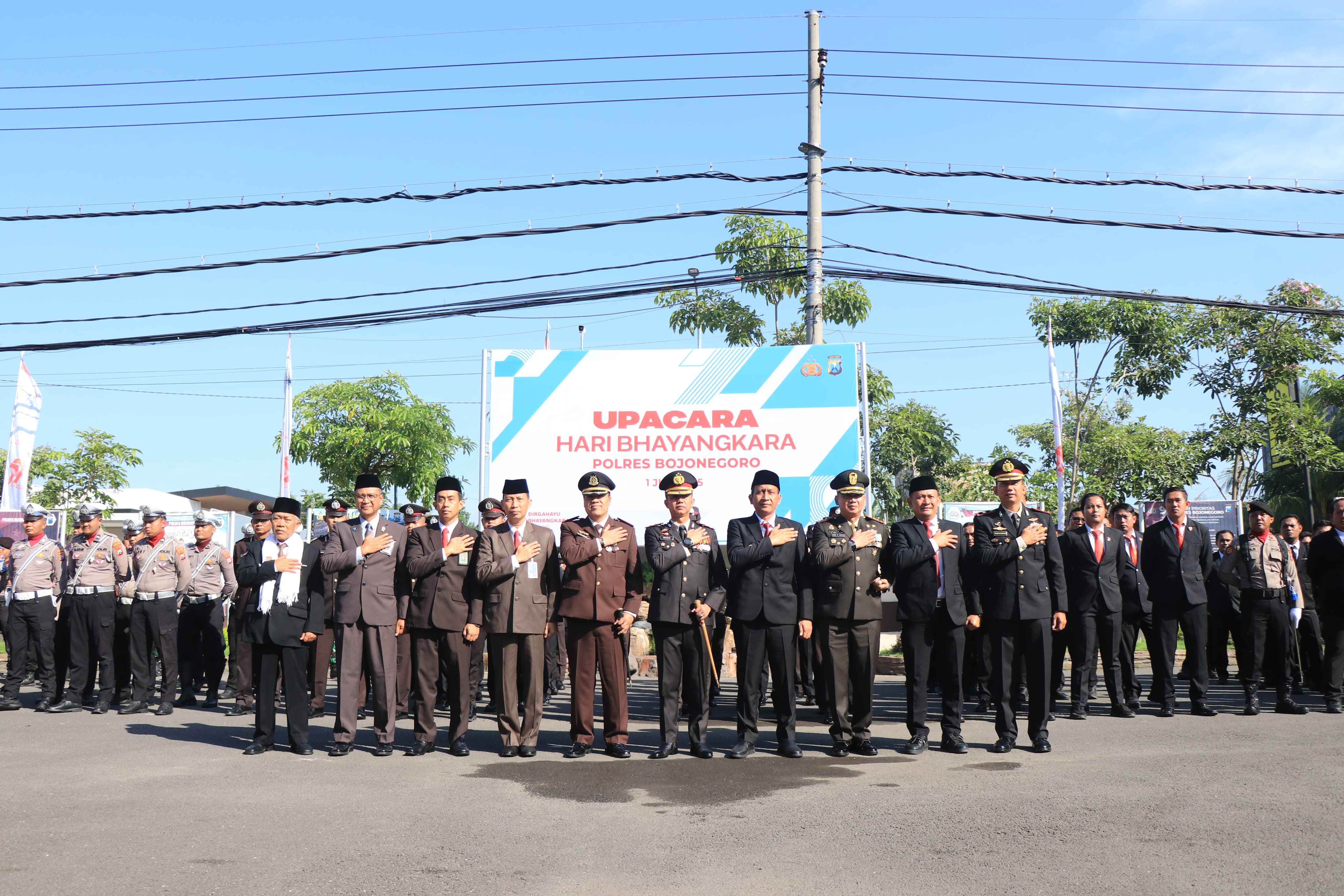 Hadiri Upacara Hari Bhayangkara, Bupati Bojonegoro Apresiasi Pelayanan Polri