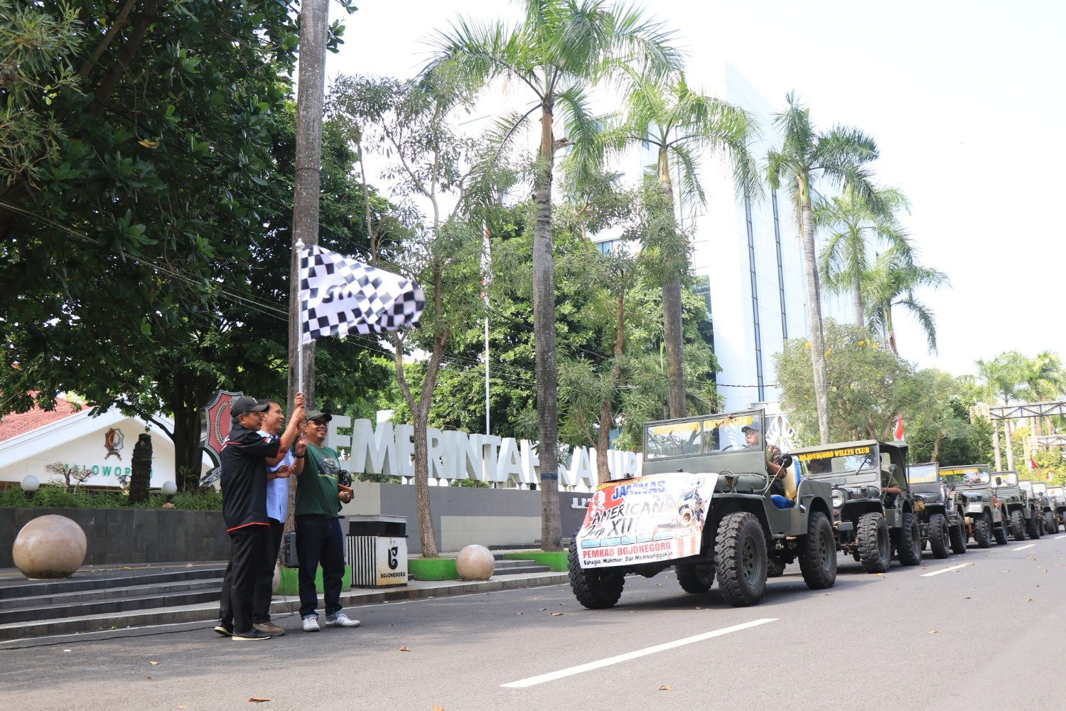 Bupati Bojonegoro bersama Ketua IOF Pengurus Cabang Bojonegoro berangkatkan Comunitas Willys Bojonegoro
