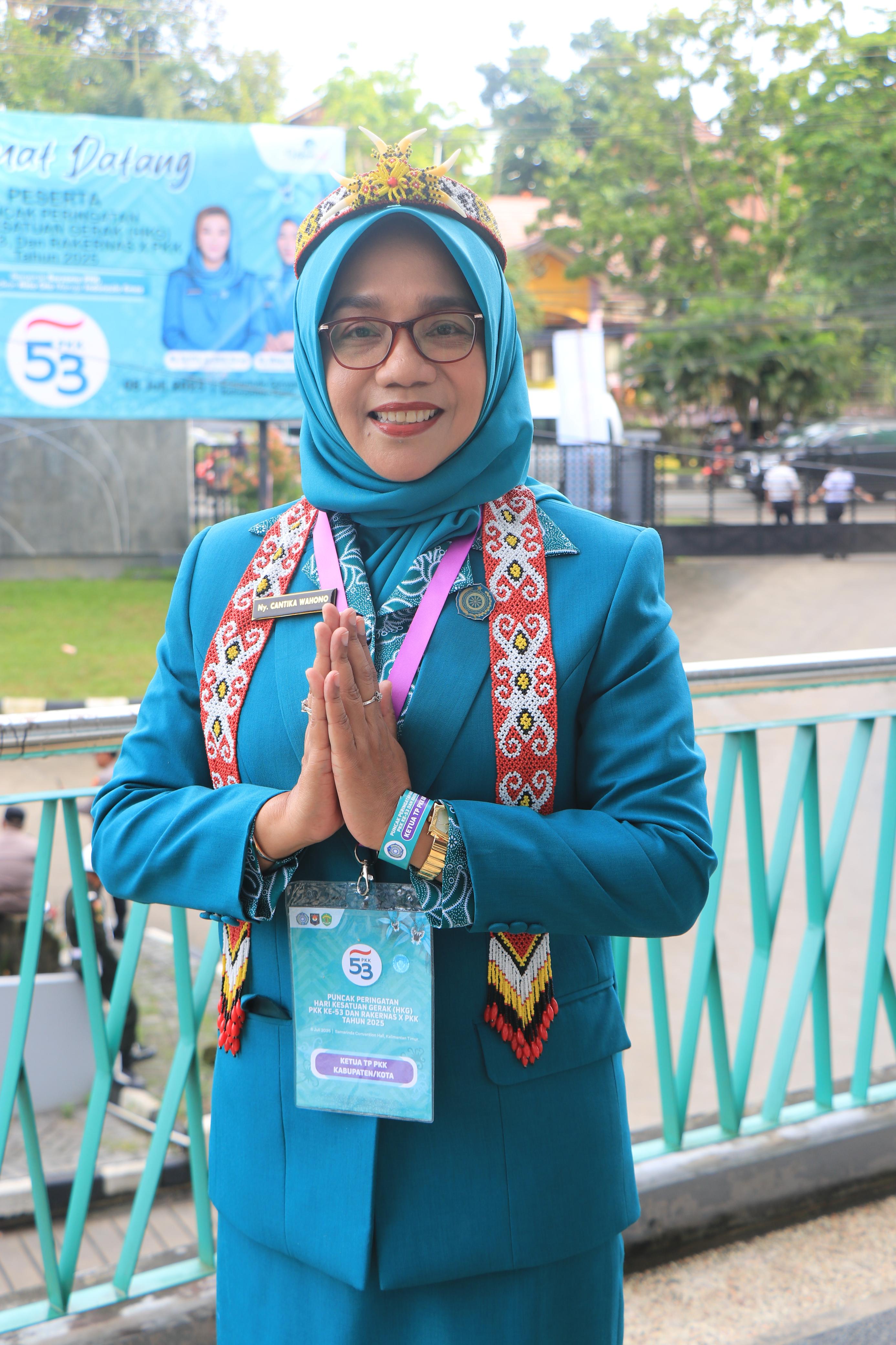 Ikuti Rakernas PKK Ke X Di Samarinda, Cantika Wahono Kenakan Topi Dan Syal Manik Khas Dayak