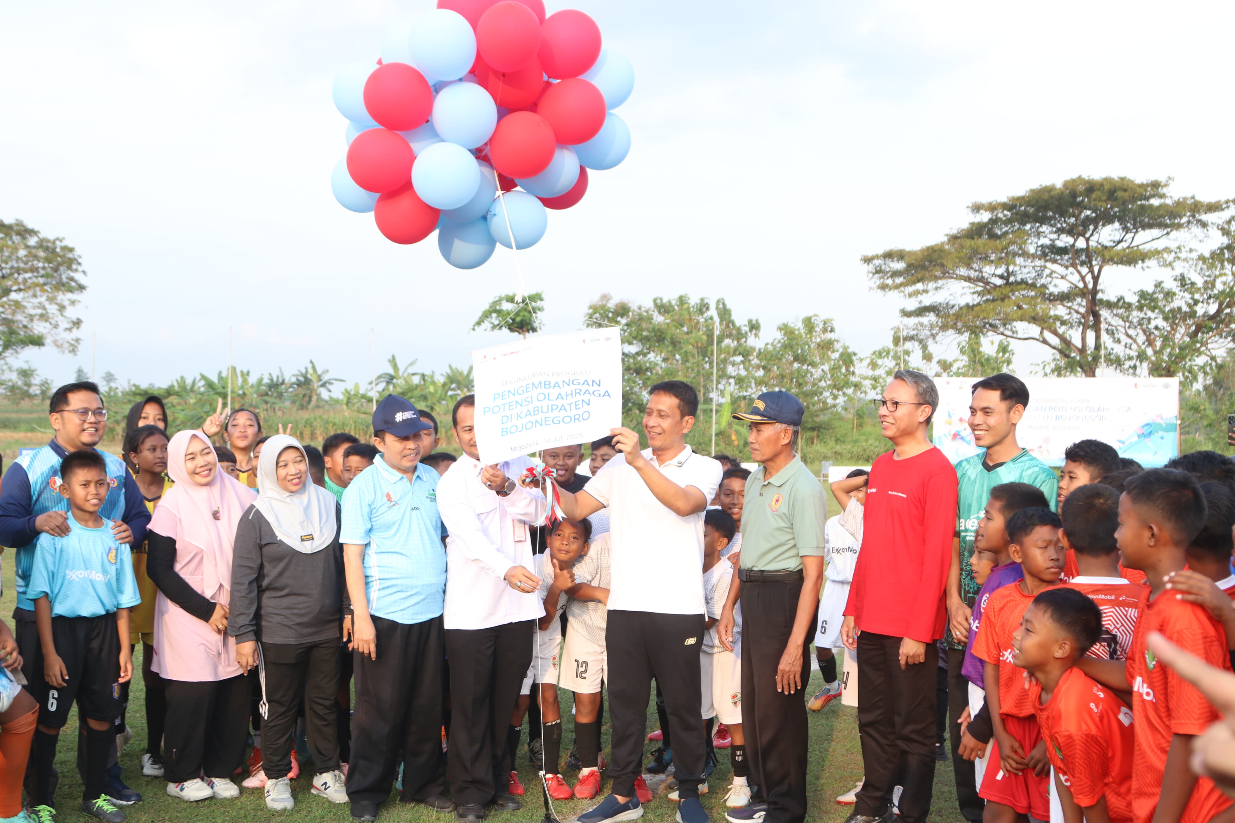 Bupati Bojonegoro membuka kompetisi Olahraga untuk Anak usia dini