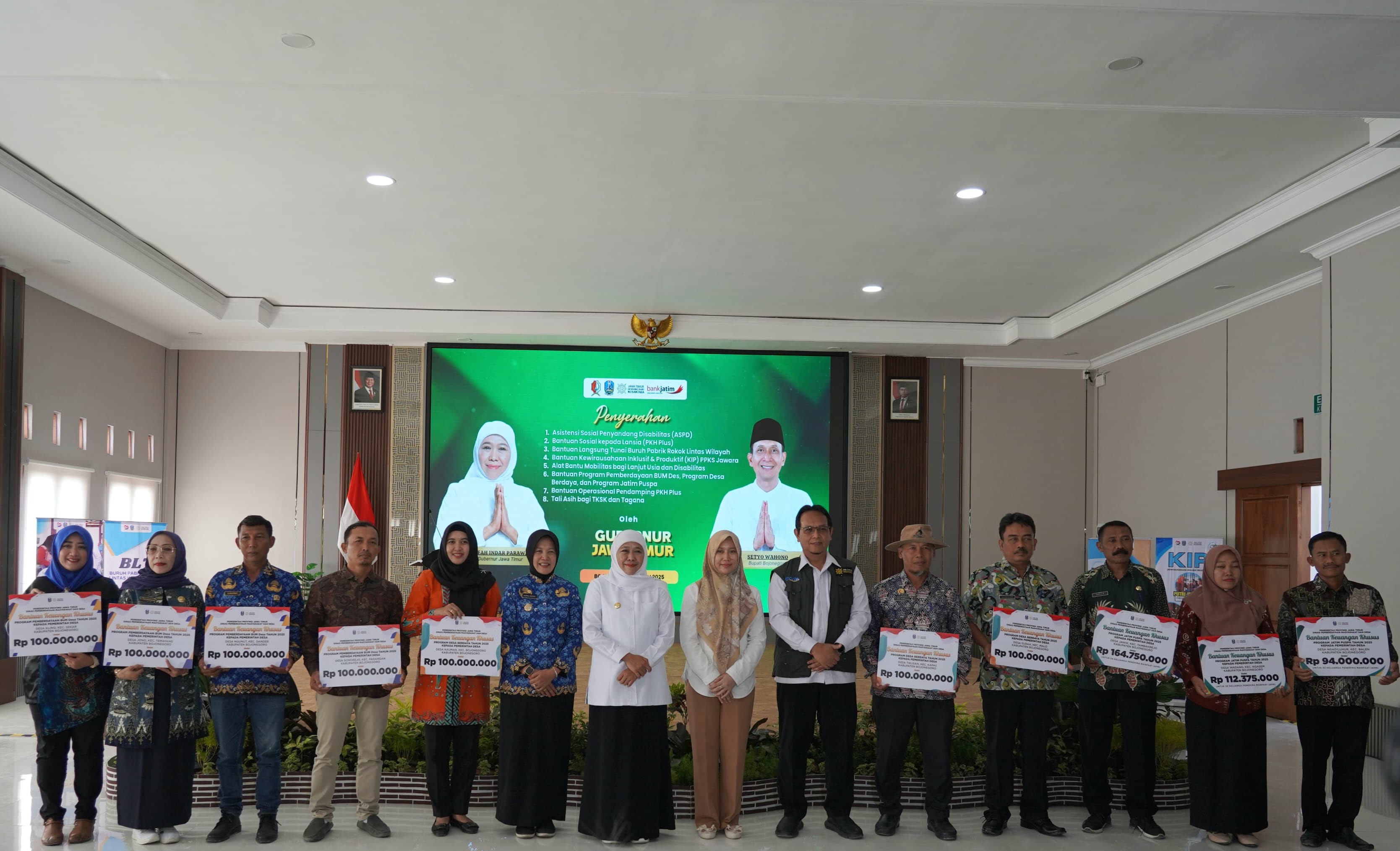 Gubernur Jatim Salurkan Bantuan Sosial Rp6,7 Miliar di Bojonegoro, Momentum Hari Koperasi ke-78